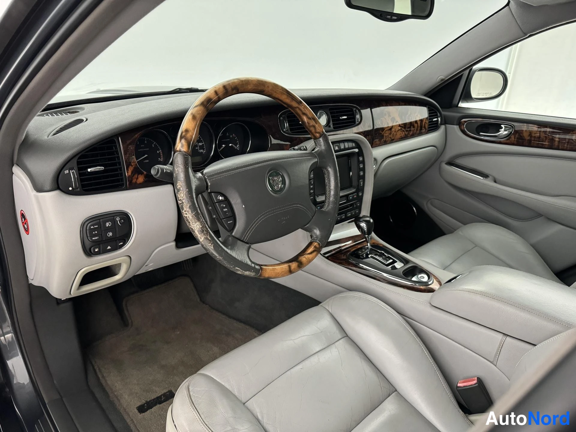 Harmaa Jaguar XJR 2004, ohjaamo, kuva 9