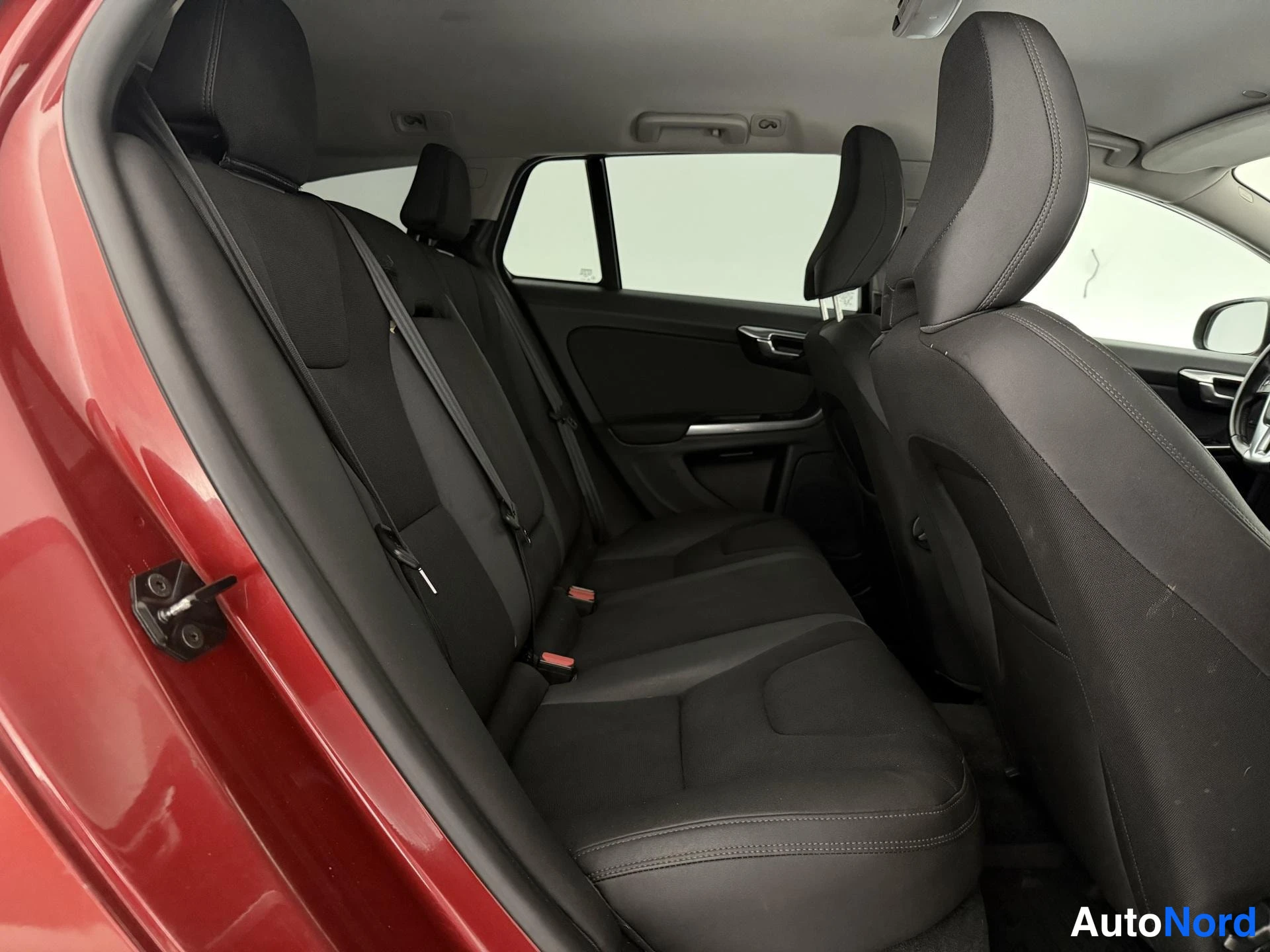 Punainen Volvo V60 2013, takaistuimet, kuva 17