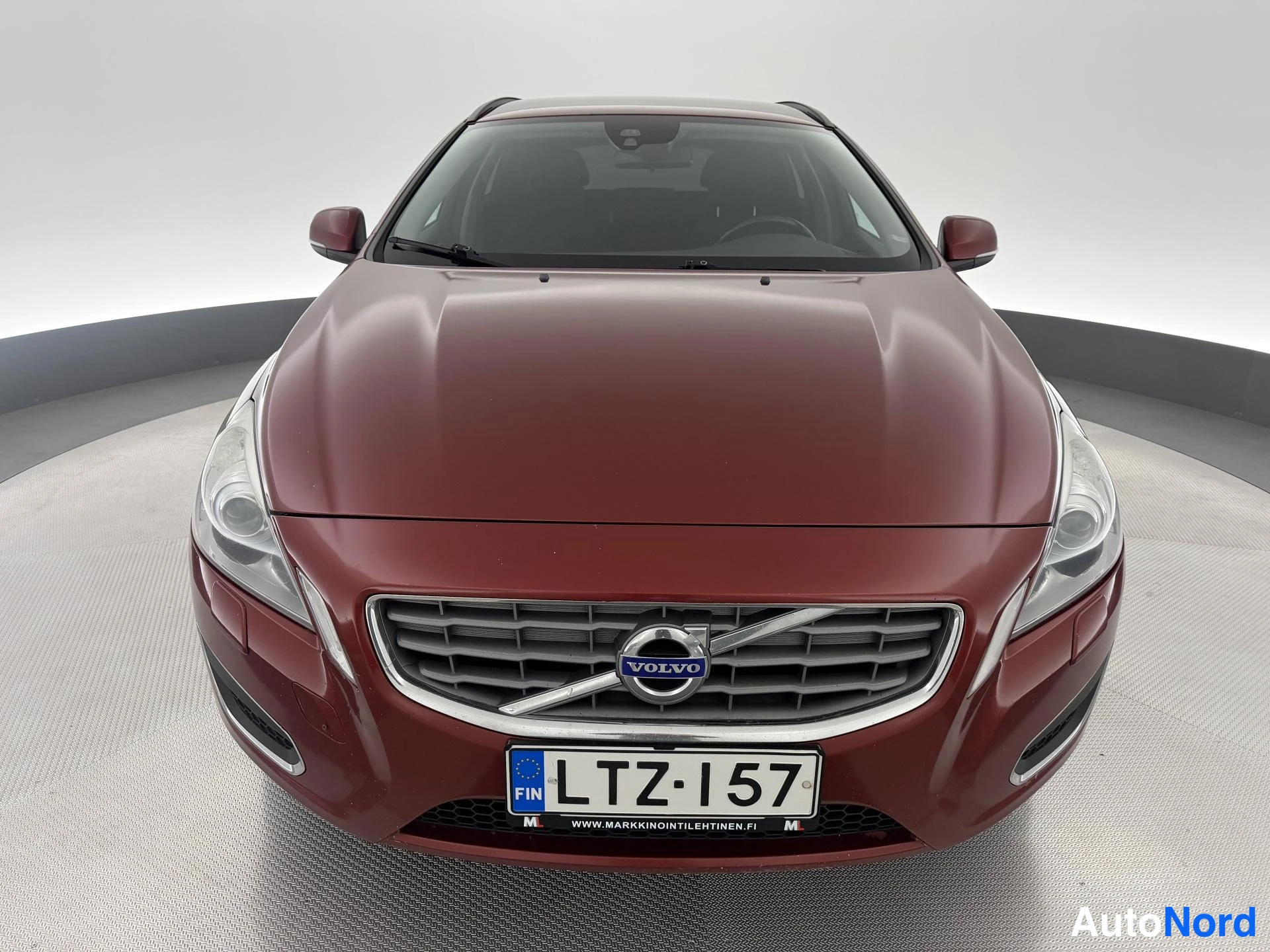 Punainen Volvo V60 2013, edestä, kuva 3