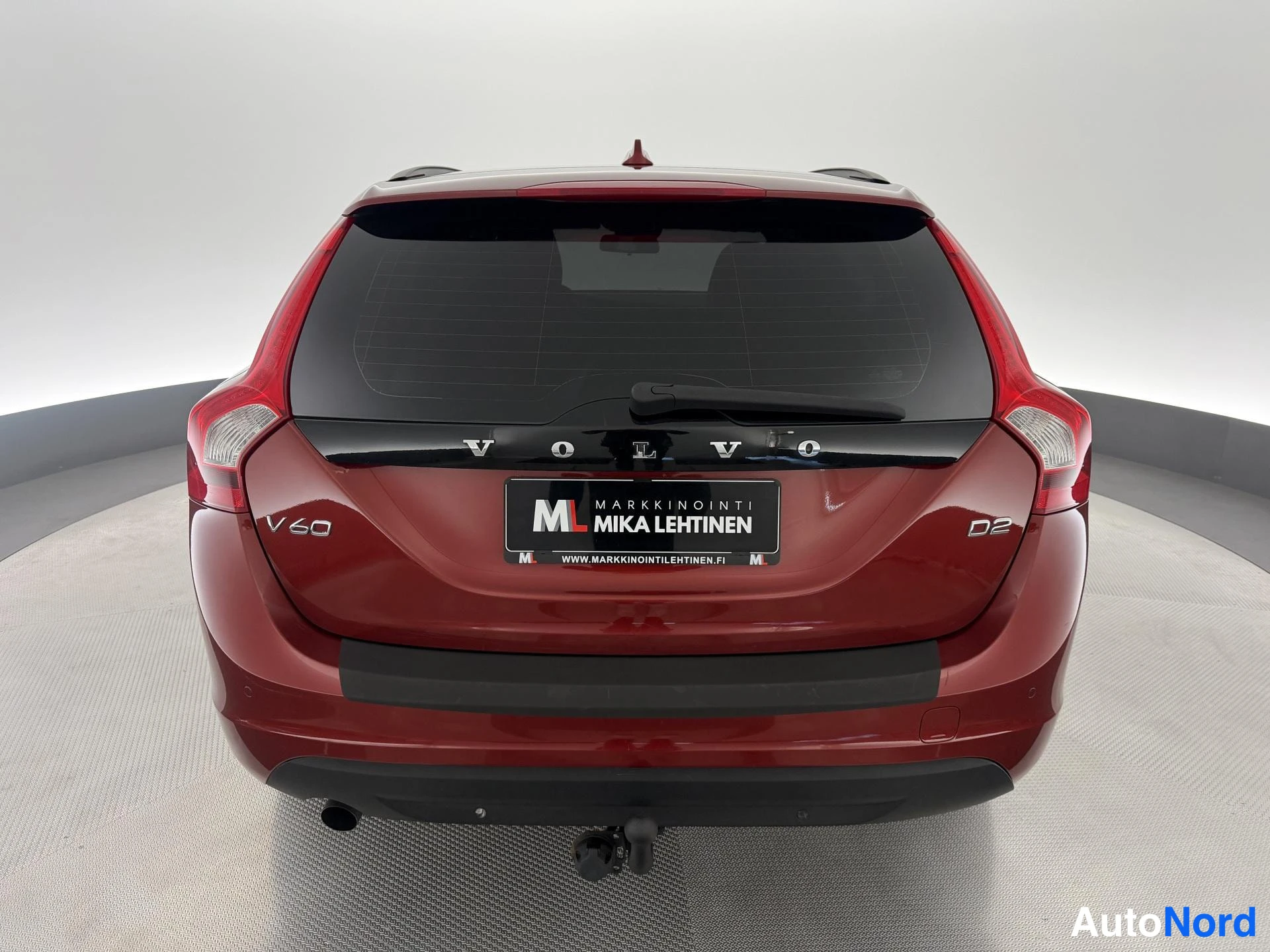 Punainen Volvo V60 2013, takaa, kuva 9