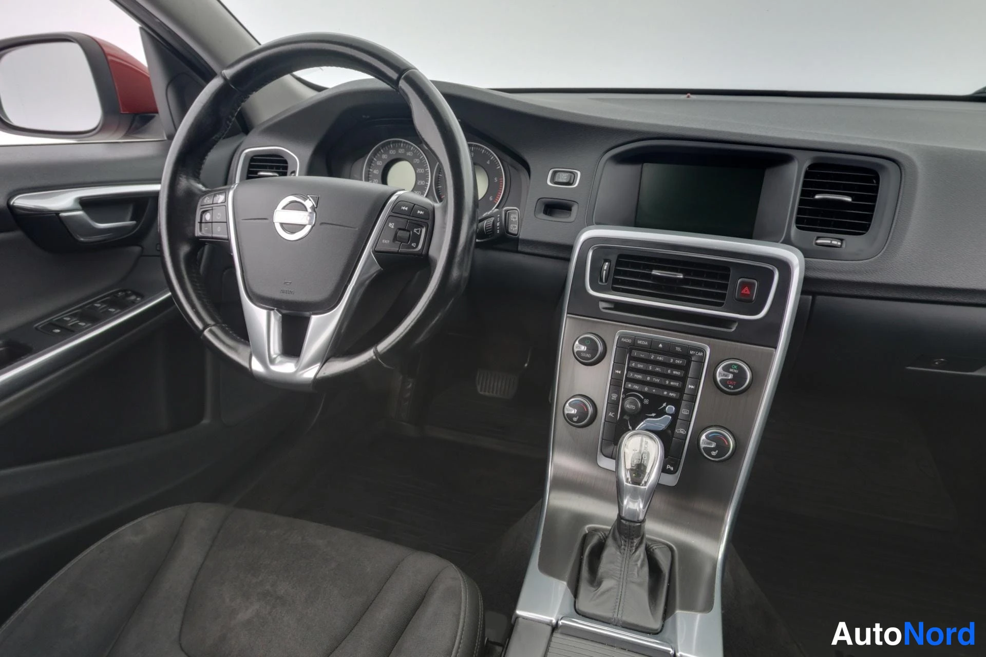 Punainen Volvo V60 2013, ohjaamo, kuva 12