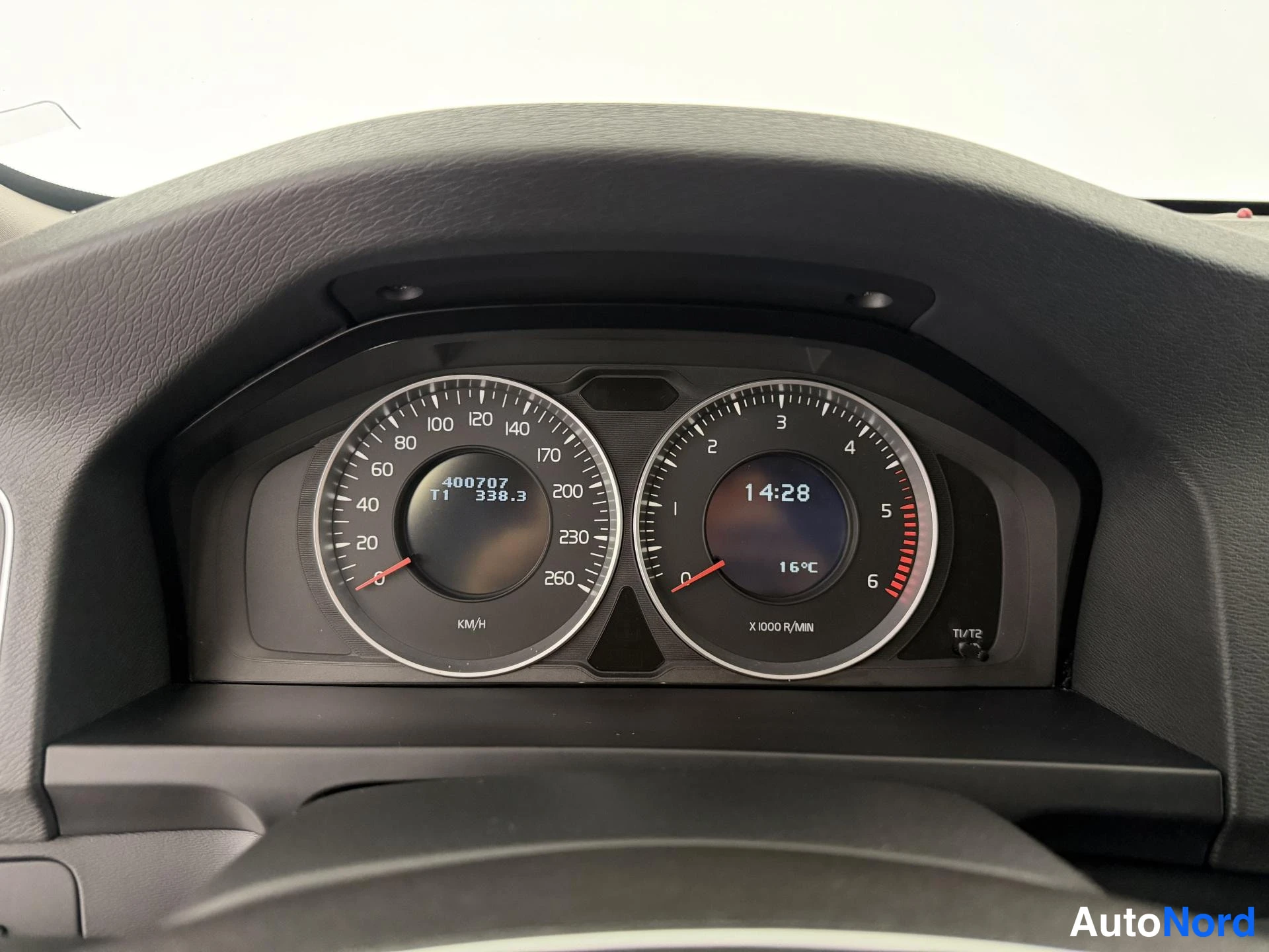 Punainen Volvo V60 2013, yksityiskohta, kuva 18