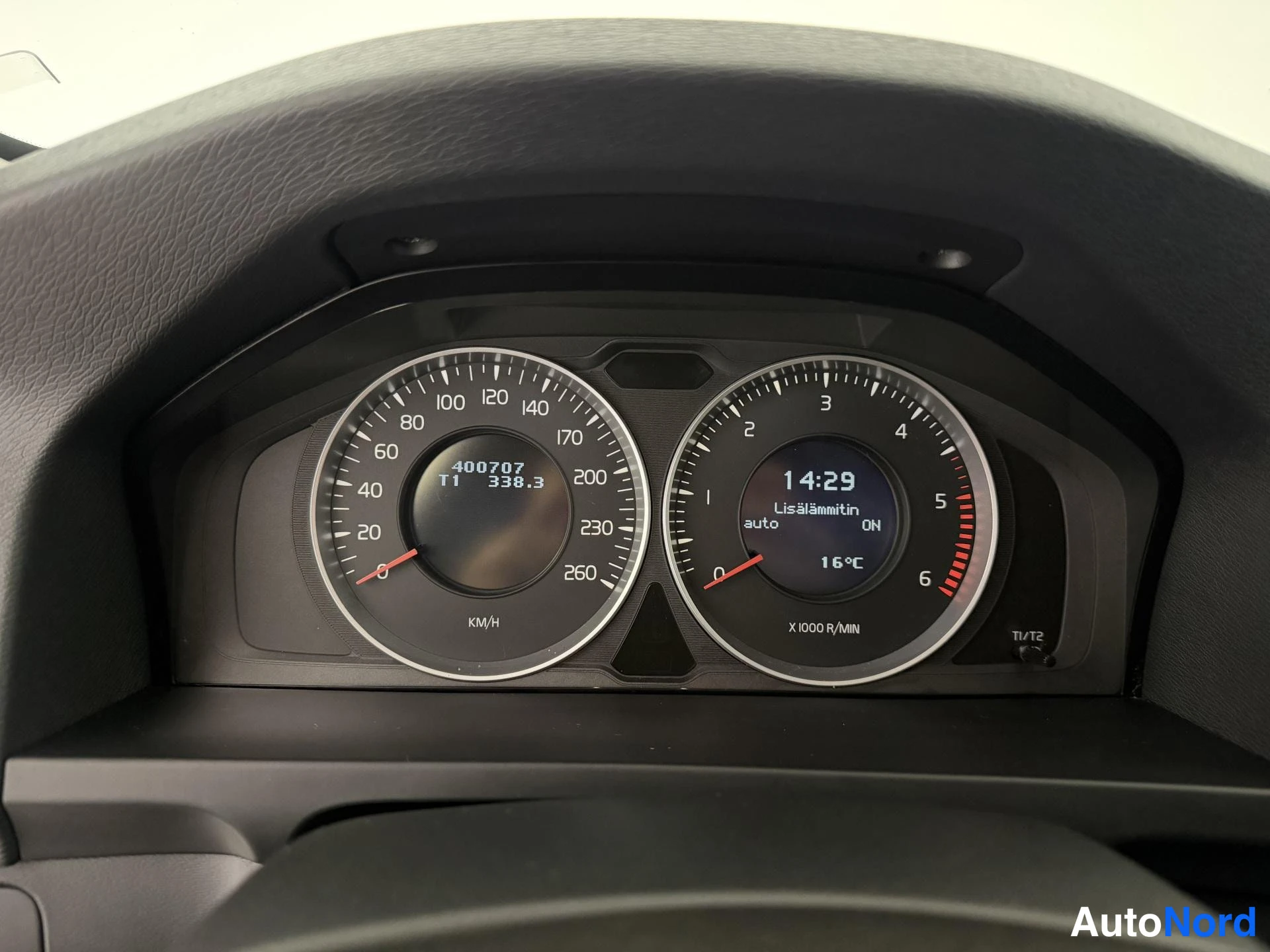 Punainen Volvo V60 2013, yksityiskohta, kuva 19
