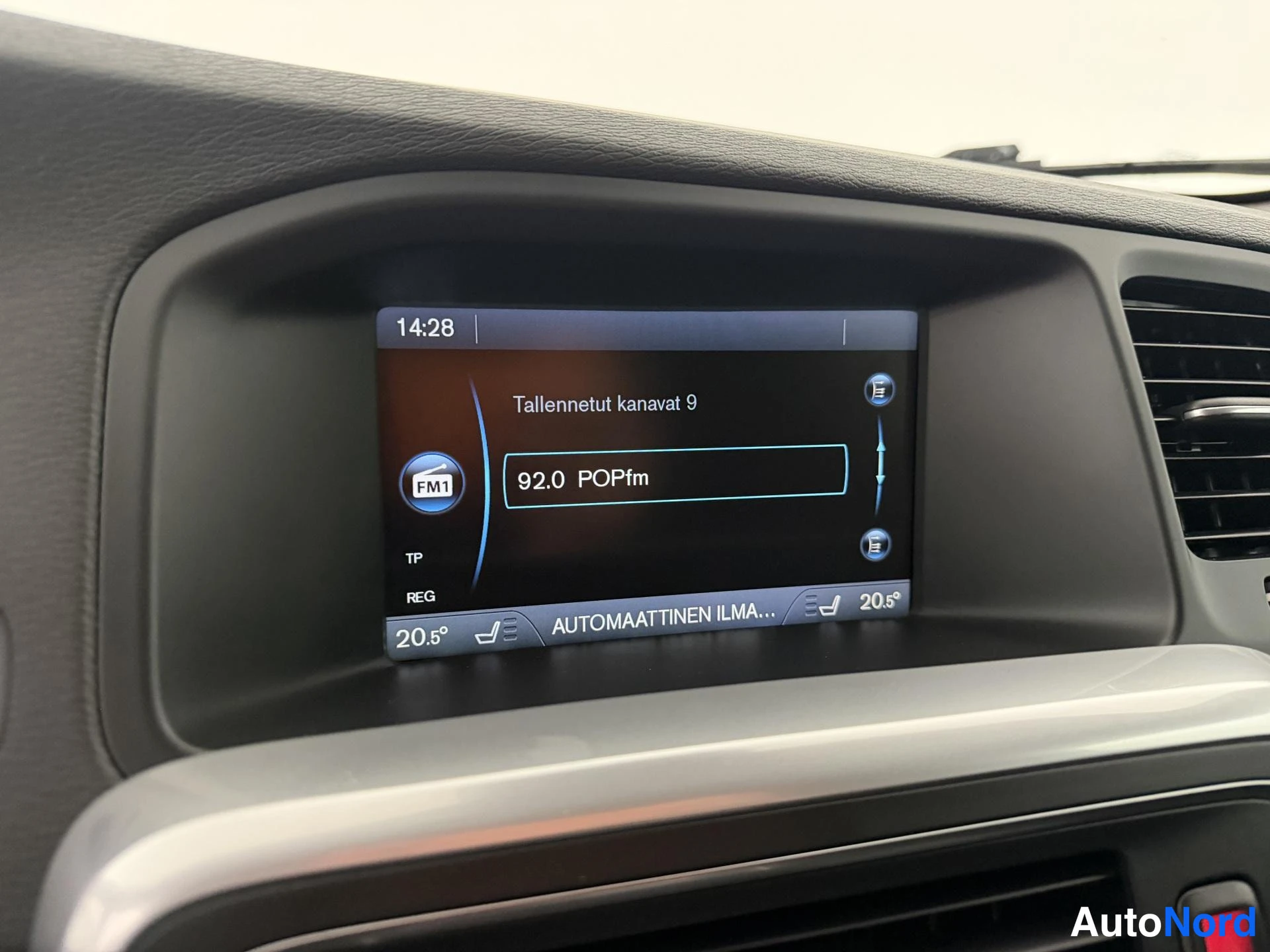 Punainen Volvo V60 2013, yksityiskohta, kuva 20
