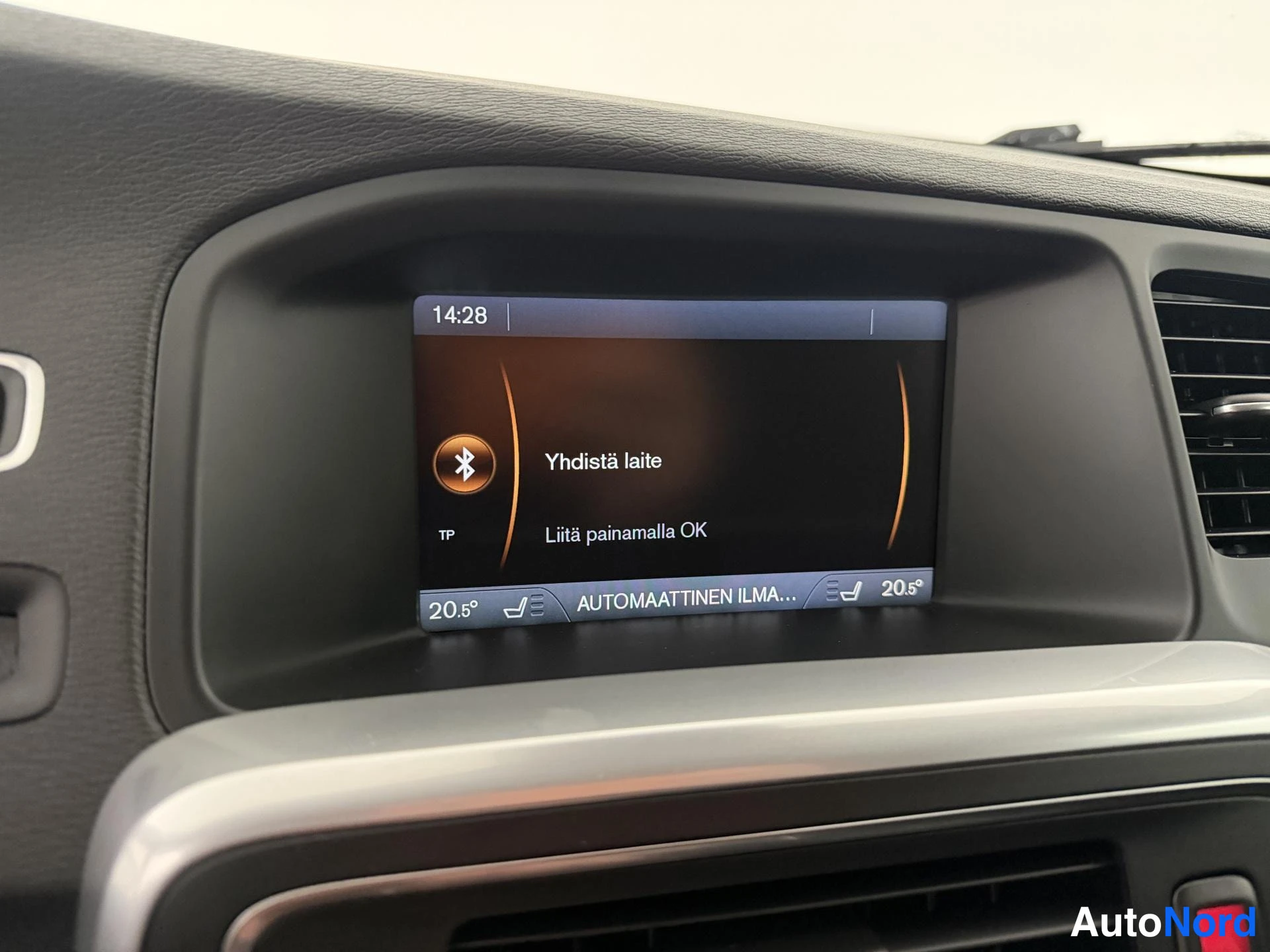 Punainen Volvo V60 2013, yksityiskohta, kuva 21