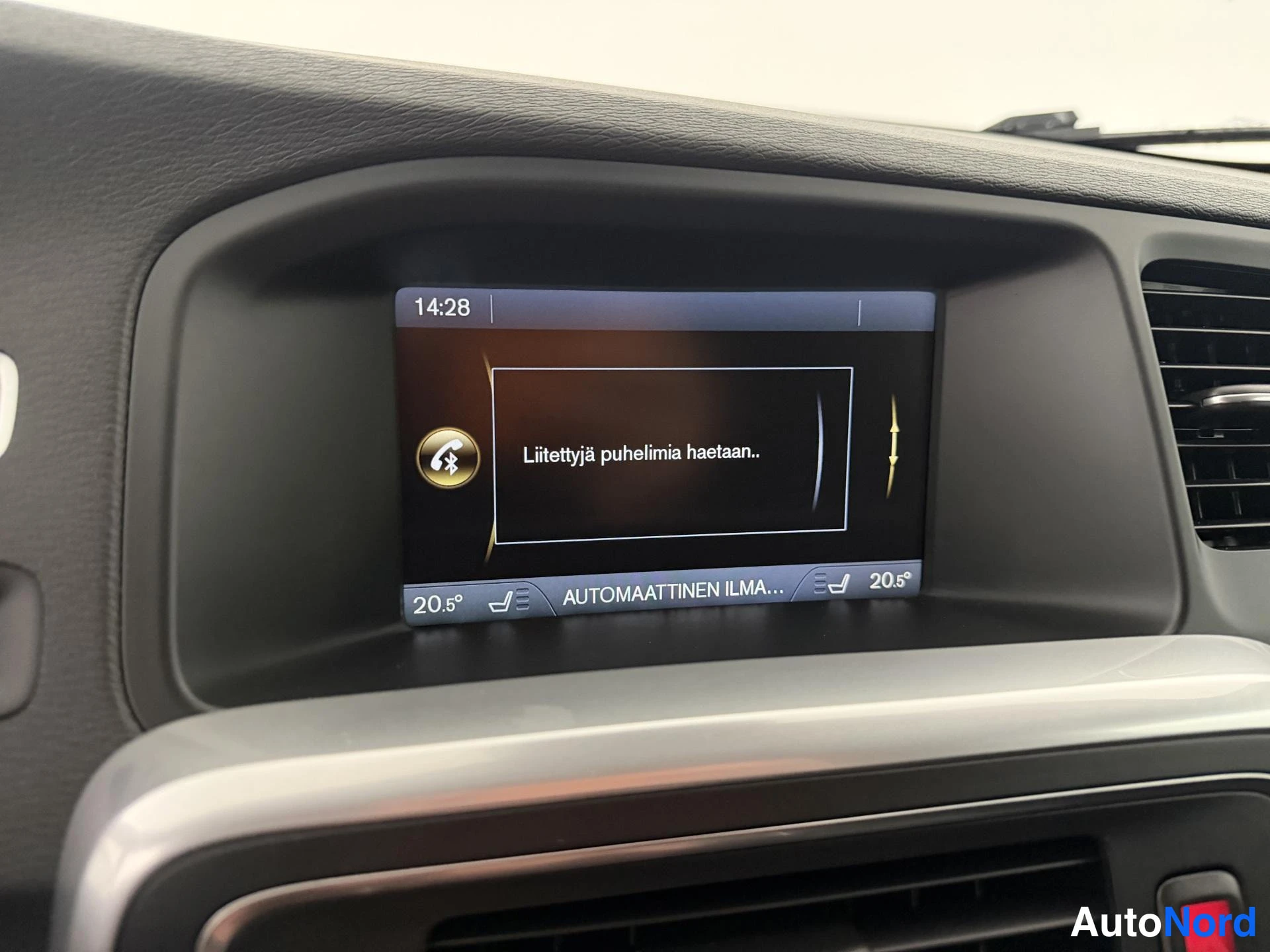 Punainen Volvo V60 2013, yksityiskohta, kuva 22