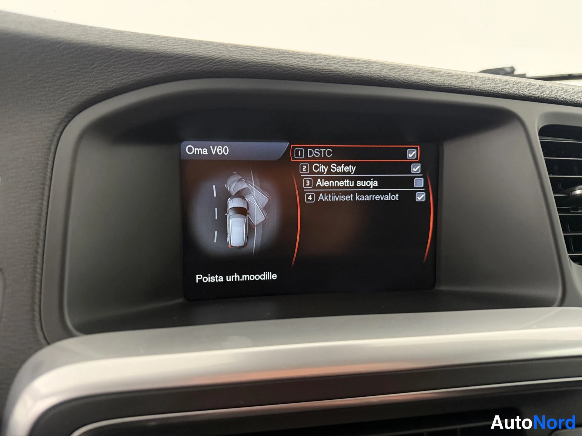 Punainen Volvo V60 2013, yksityiskohta, kuva 23