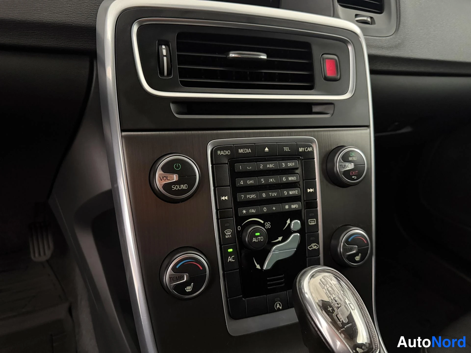 Punainen Volvo V60 2013, ohjaamo, kuva 15