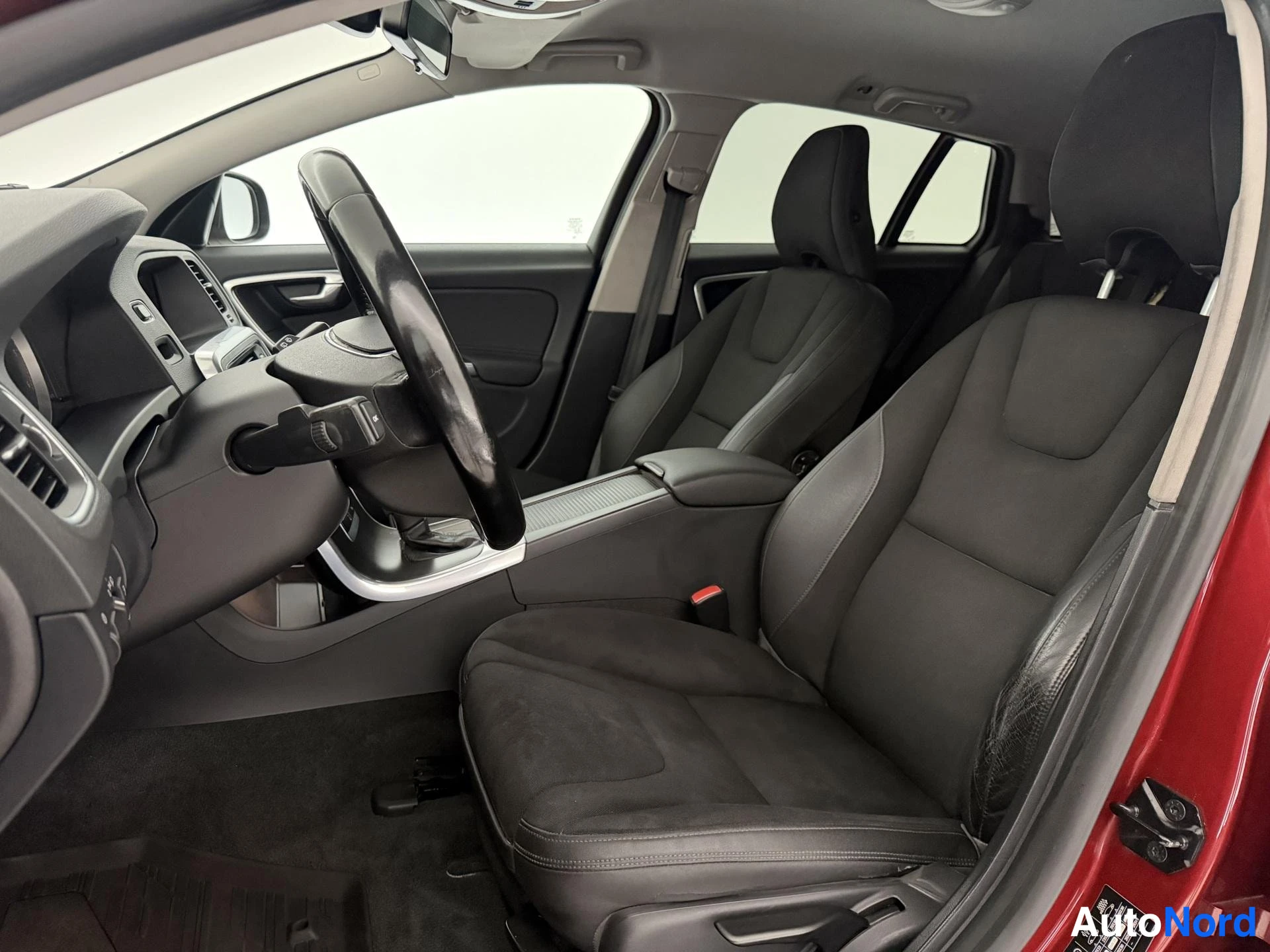 Punainen Volvo V60 2013, ohjaamo, kuva 13