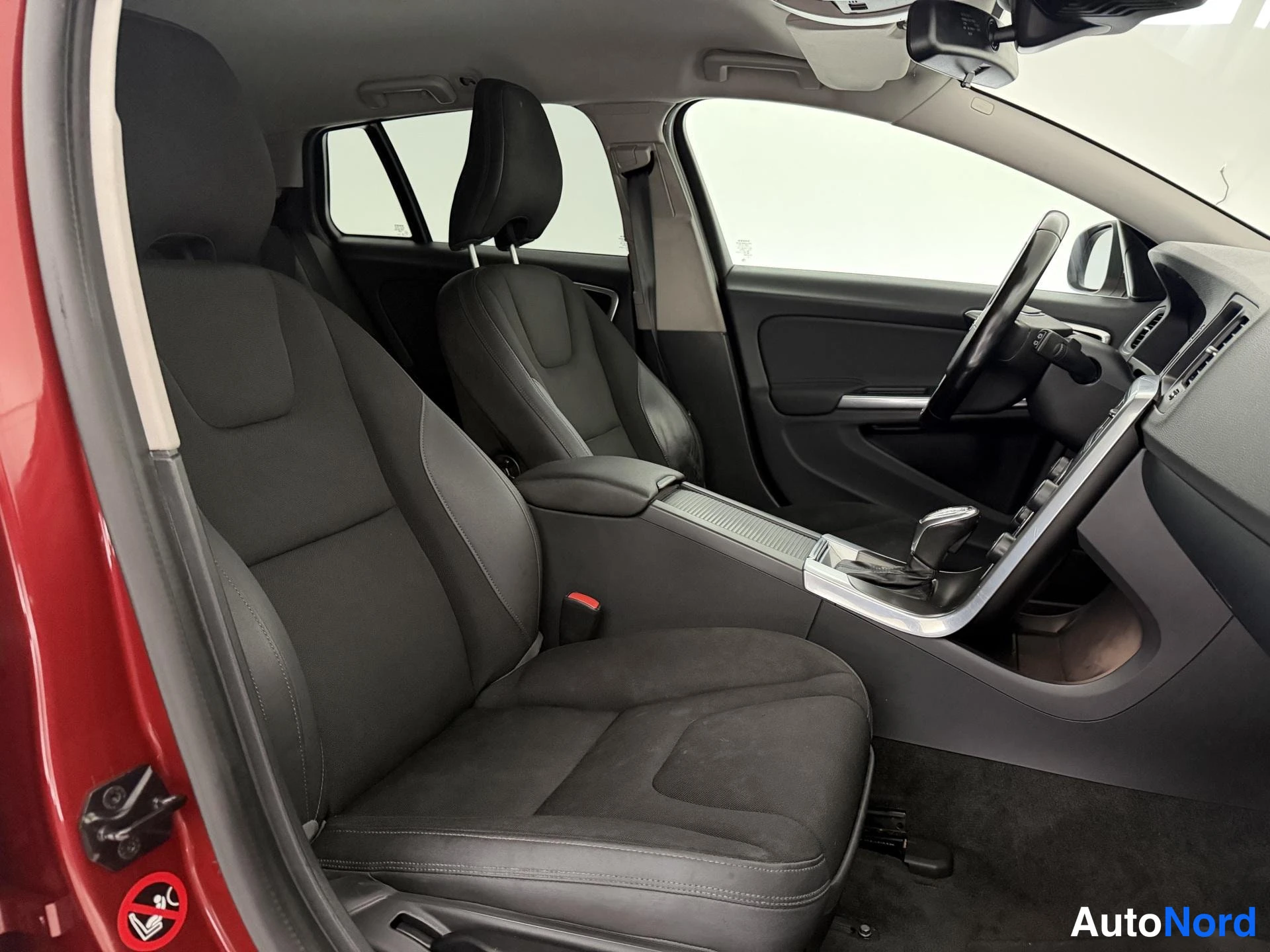 Punainen Volvo V60 2013, ohjaamo, kuva 14