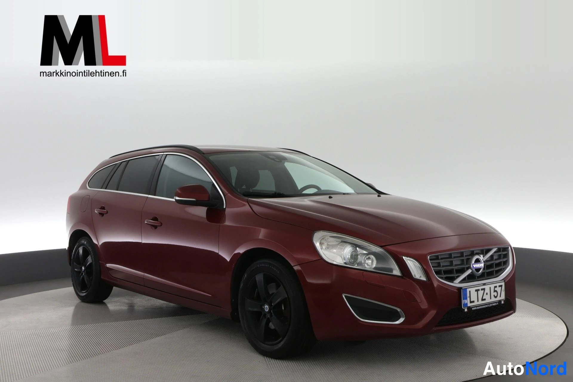 Punainen Volvo V60 2013, etuviisto, keula oikealle, kuva 2