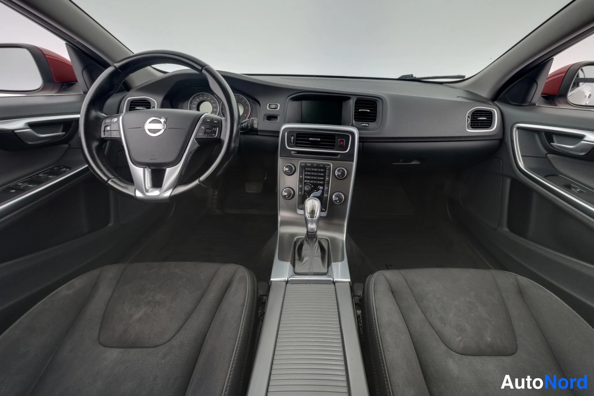 Punainen Volvo V60 2013, ohjaamo, kuva 10