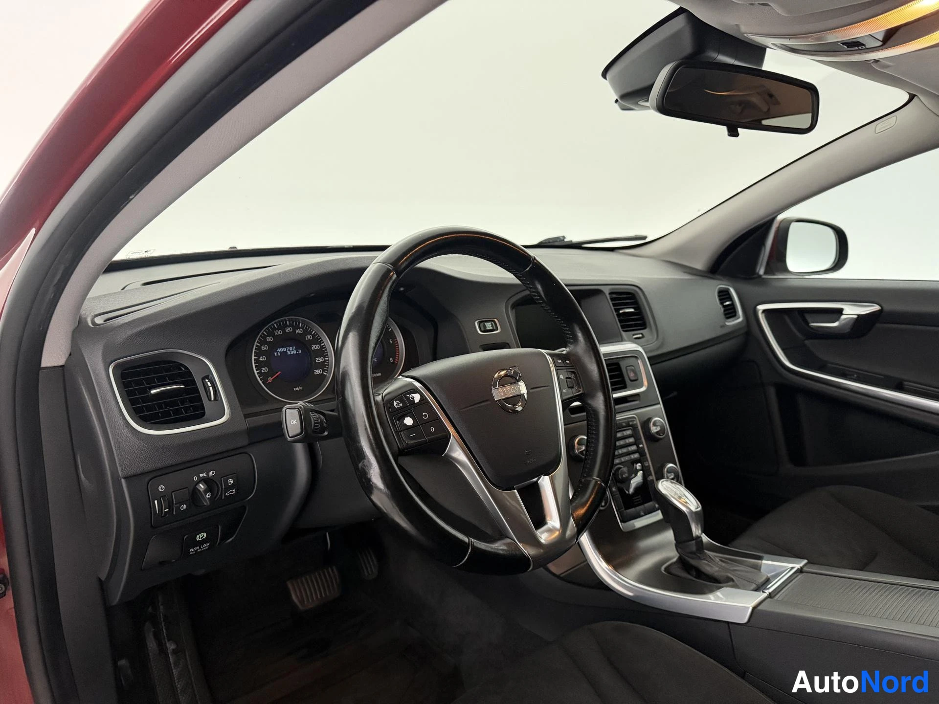 Punainen Volvo V60 2013, ohjaamo, kuva 11