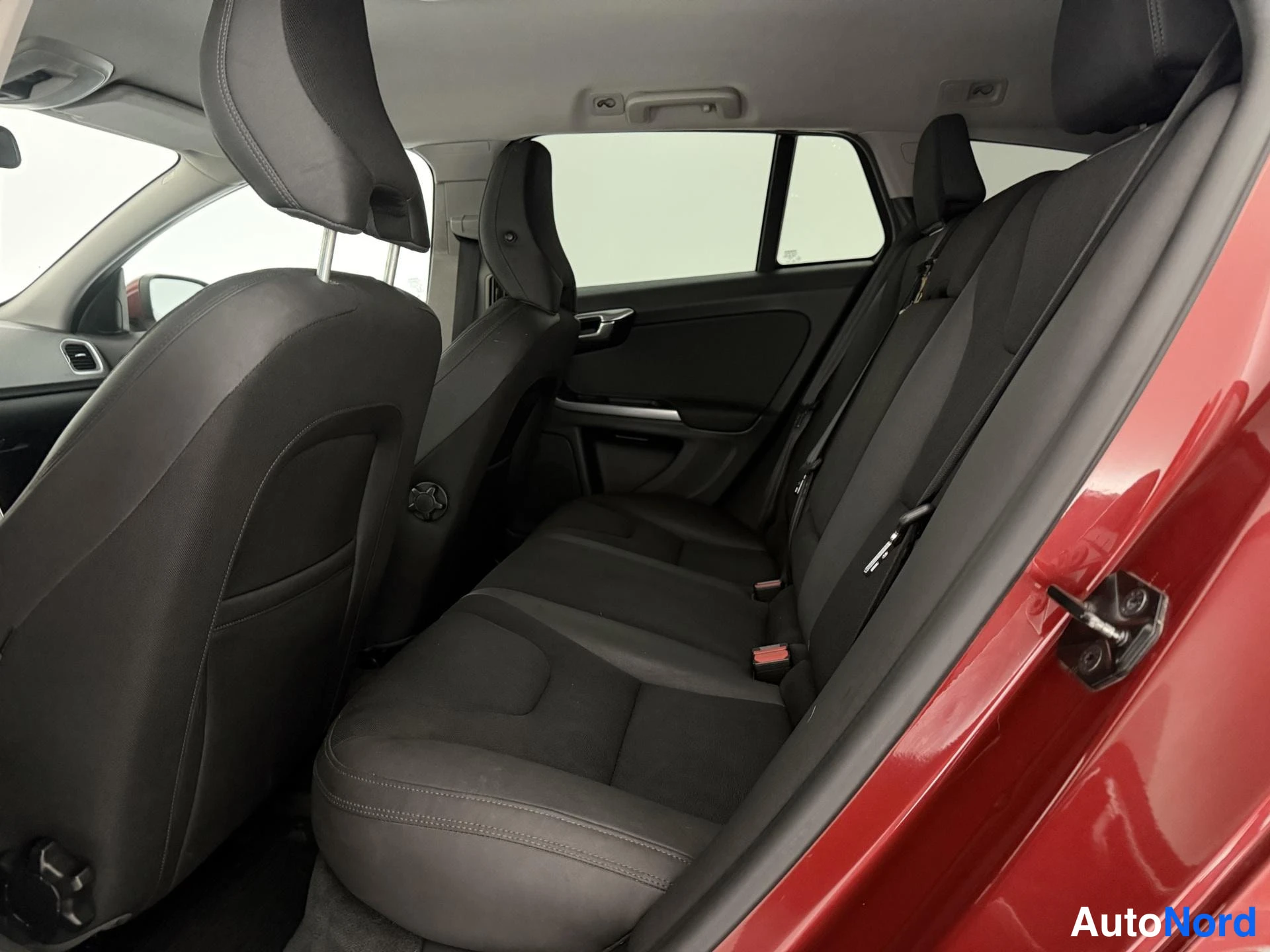 Punainen Volvo V60 2013, takaistuimet, kuva 16