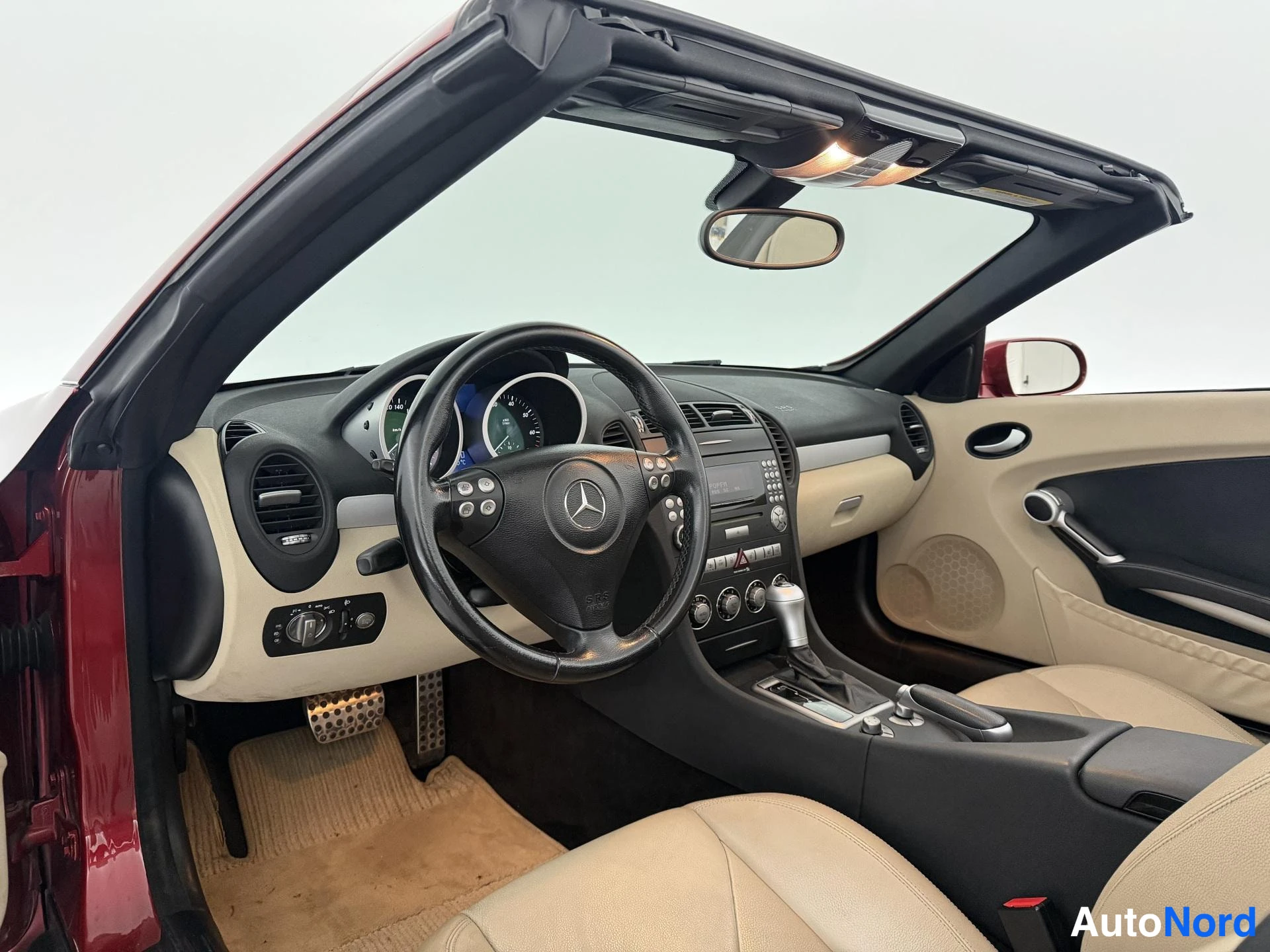 Punainen Mercedes-Benz SLK 350 2005, ohjaamo, kuva 9