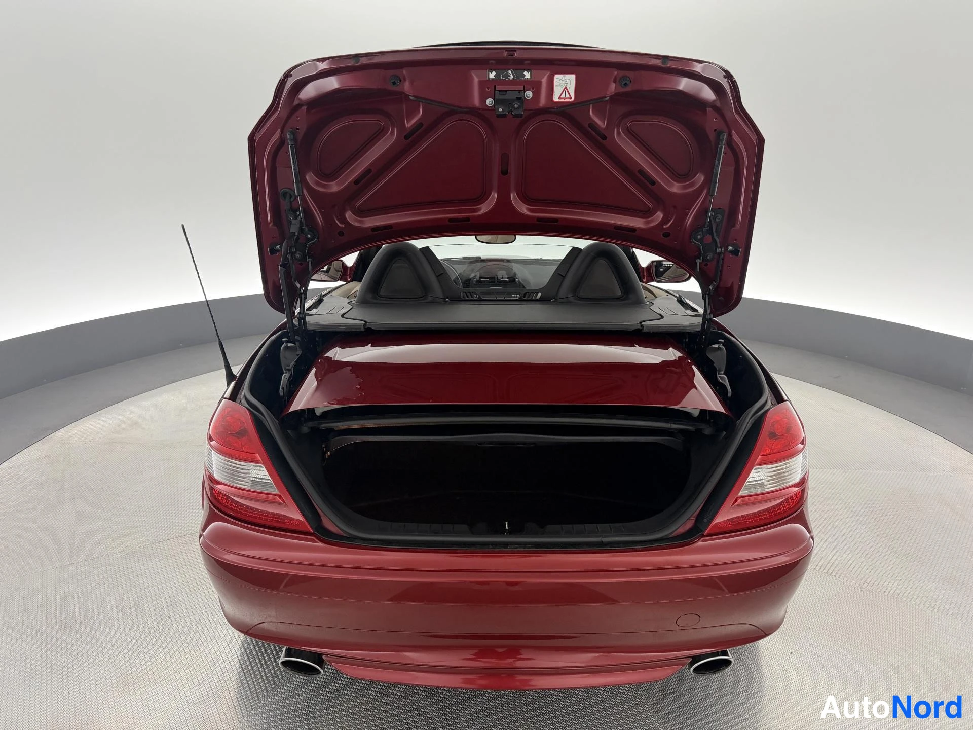 Punainen Mercedes-Benz SLK 350 2005, tavaratila, kuva 15