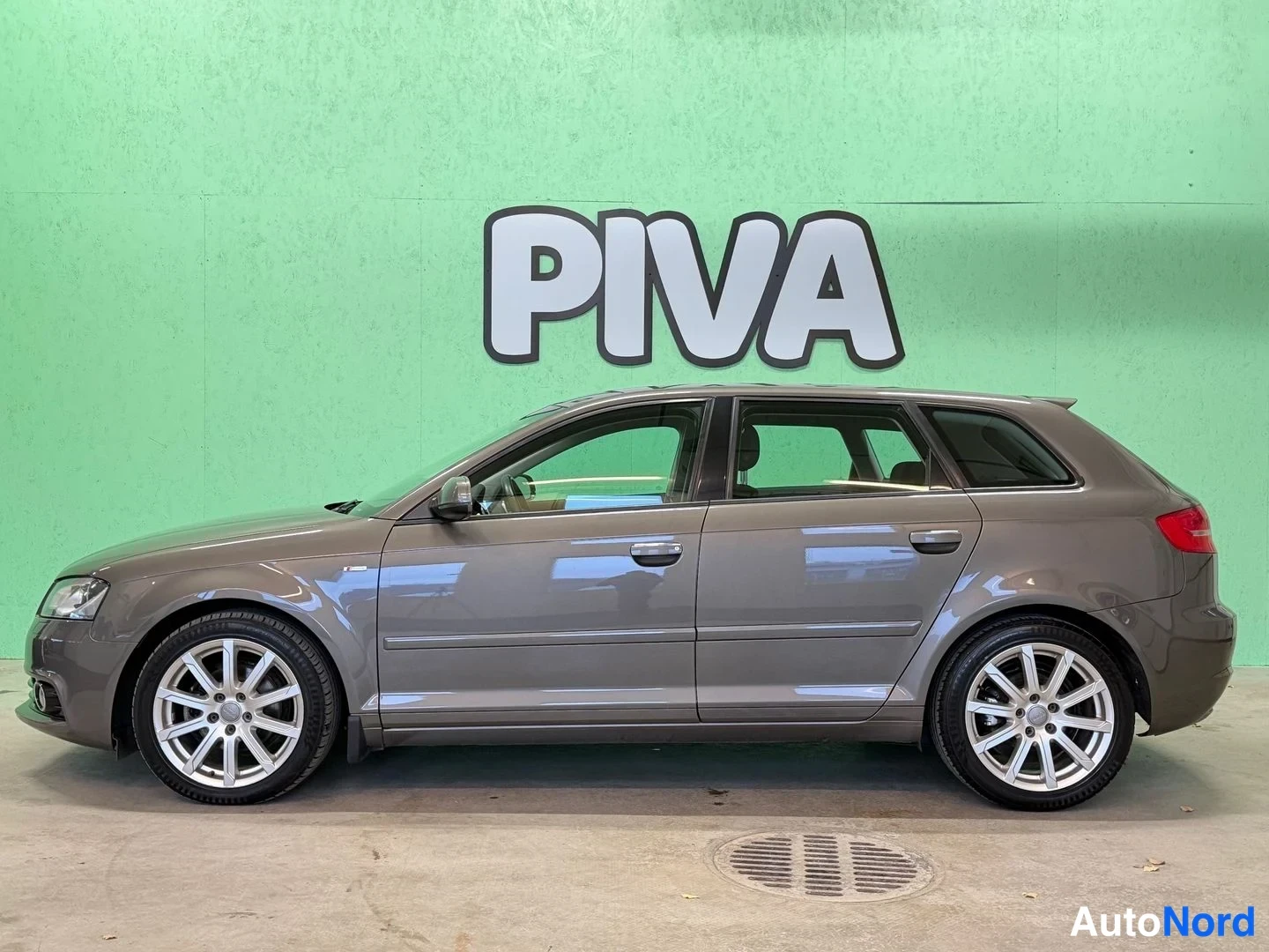 Harmaa Audi A3 2012, sivulta, kuva 4