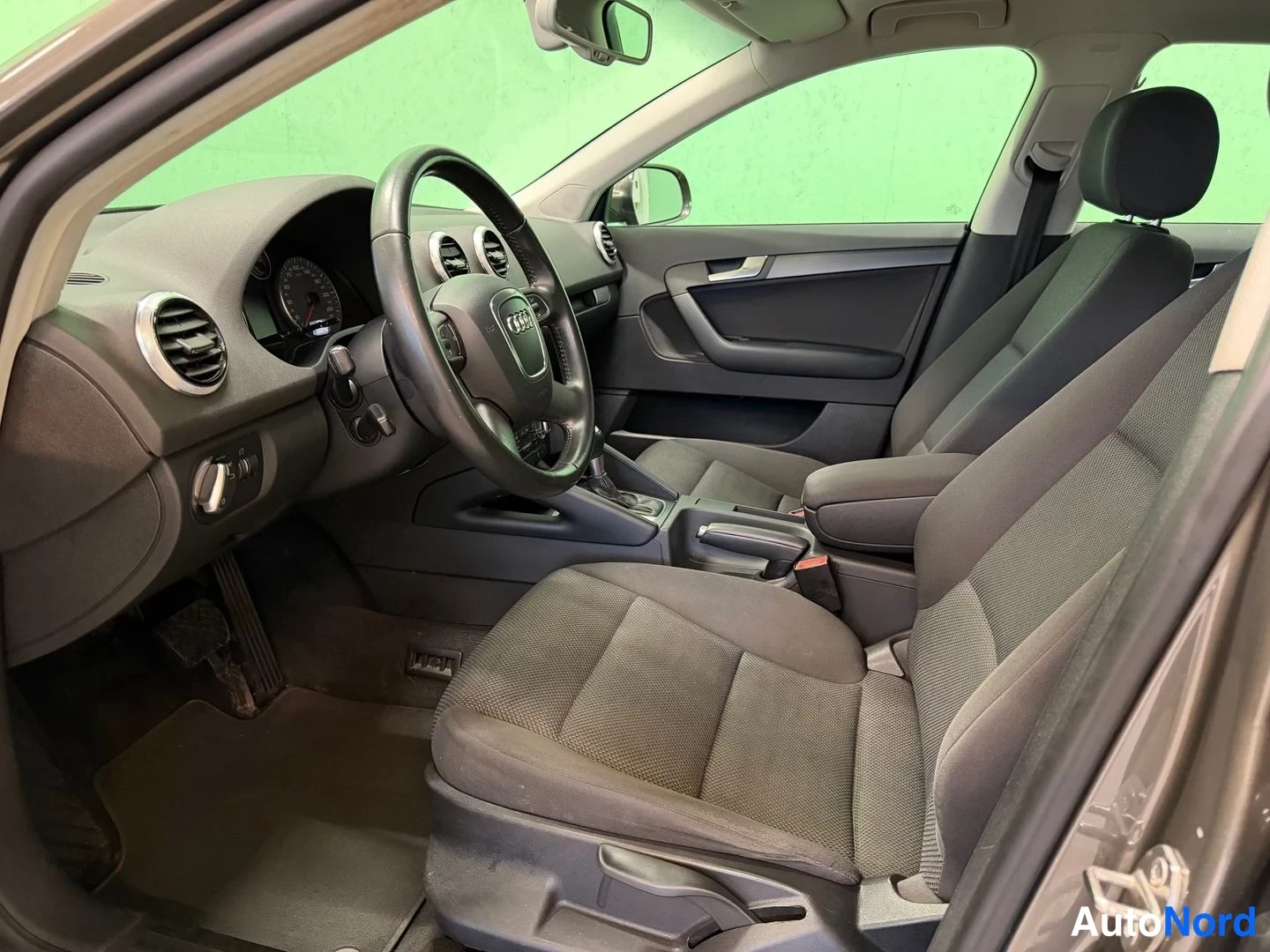 Harmaa Audi A3 2012, ohjaamo, kuva 8