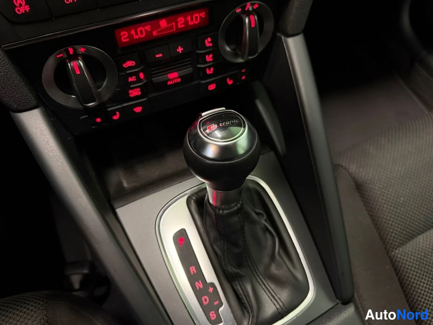 Harmaa Audi A3 2012, yksityiskohta, kuva 17