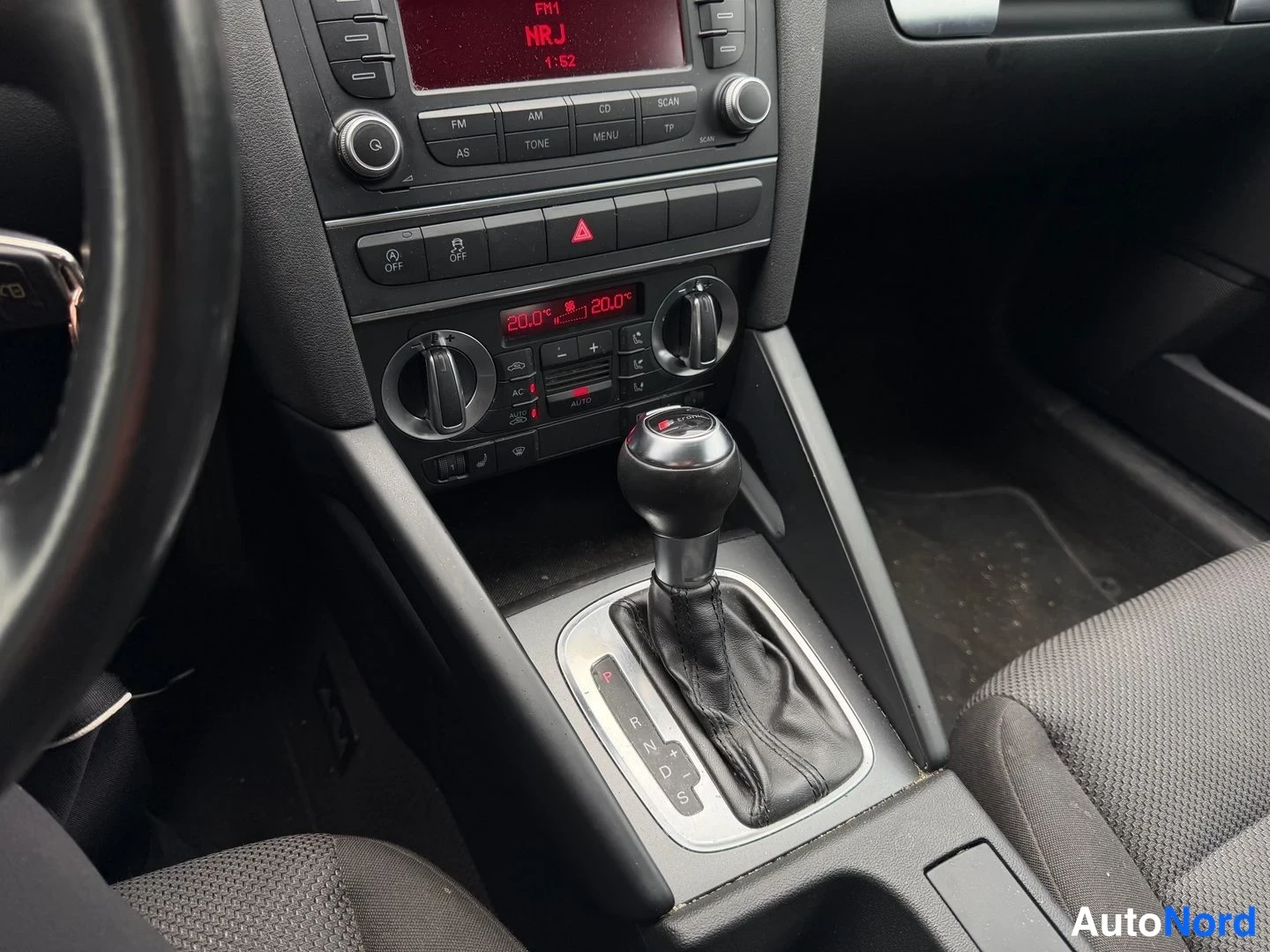 Harmaa Audi A3 2012, ohjaamo, kuva 6