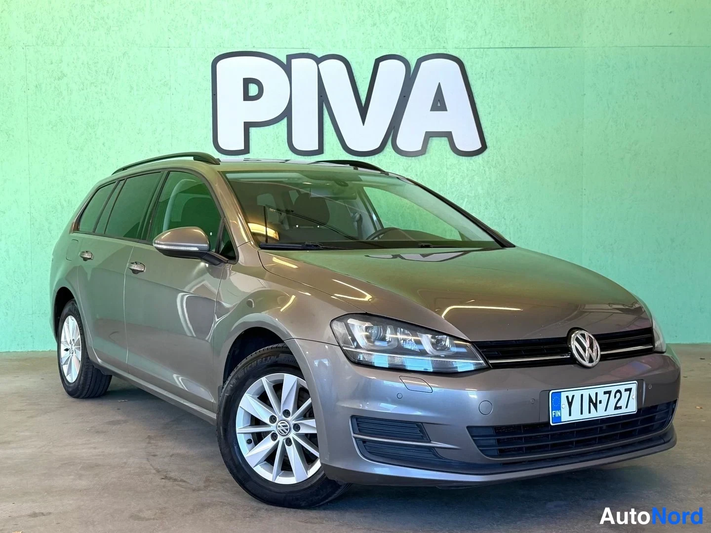 Grey Volkswagen Golf Variant 2014, front three-quarter, nose to the right, photo 2
