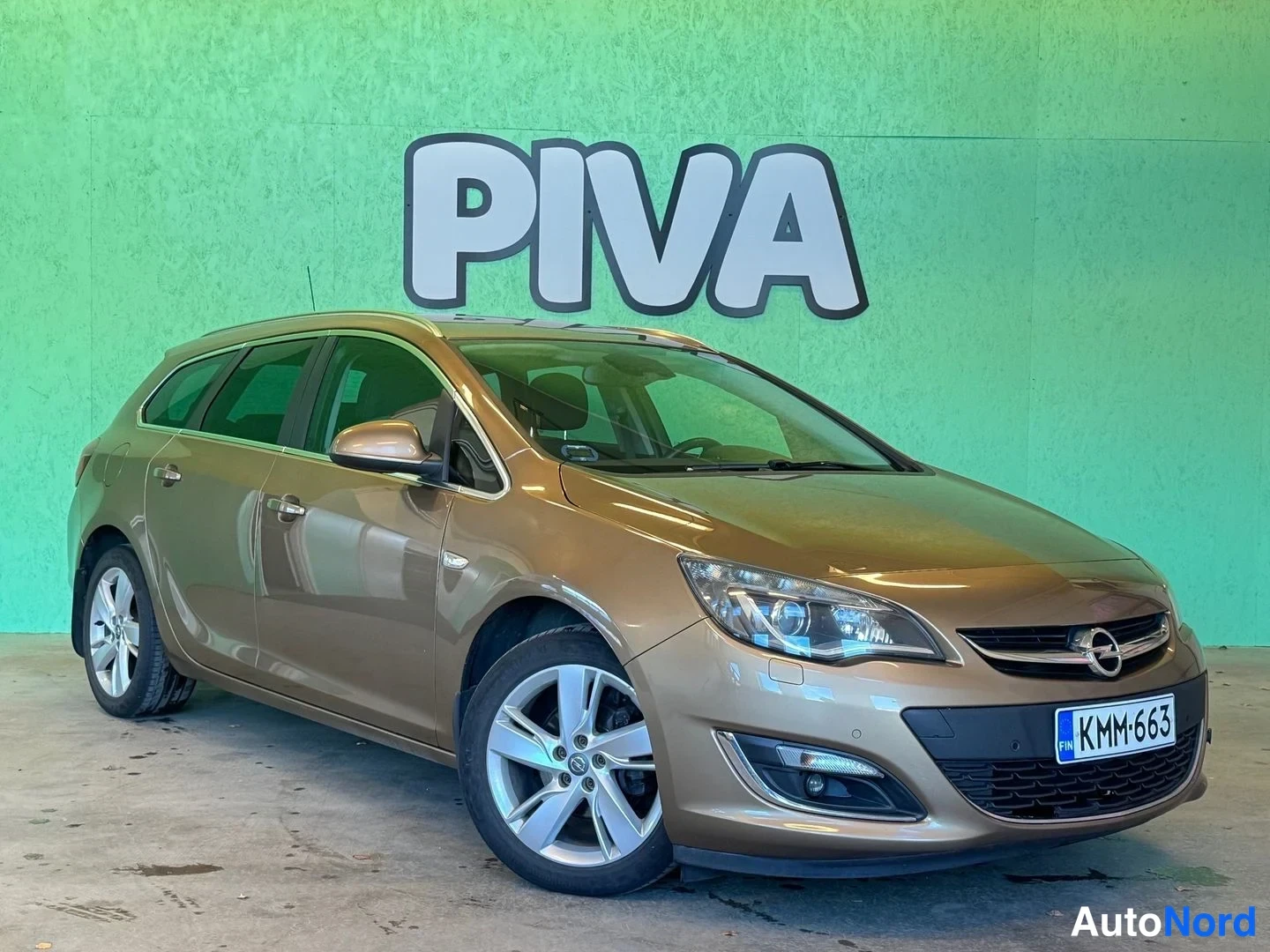 Ruskea Opel Astra Sports Tourer 2014, etuviisto, keula oikealle, kuva 3