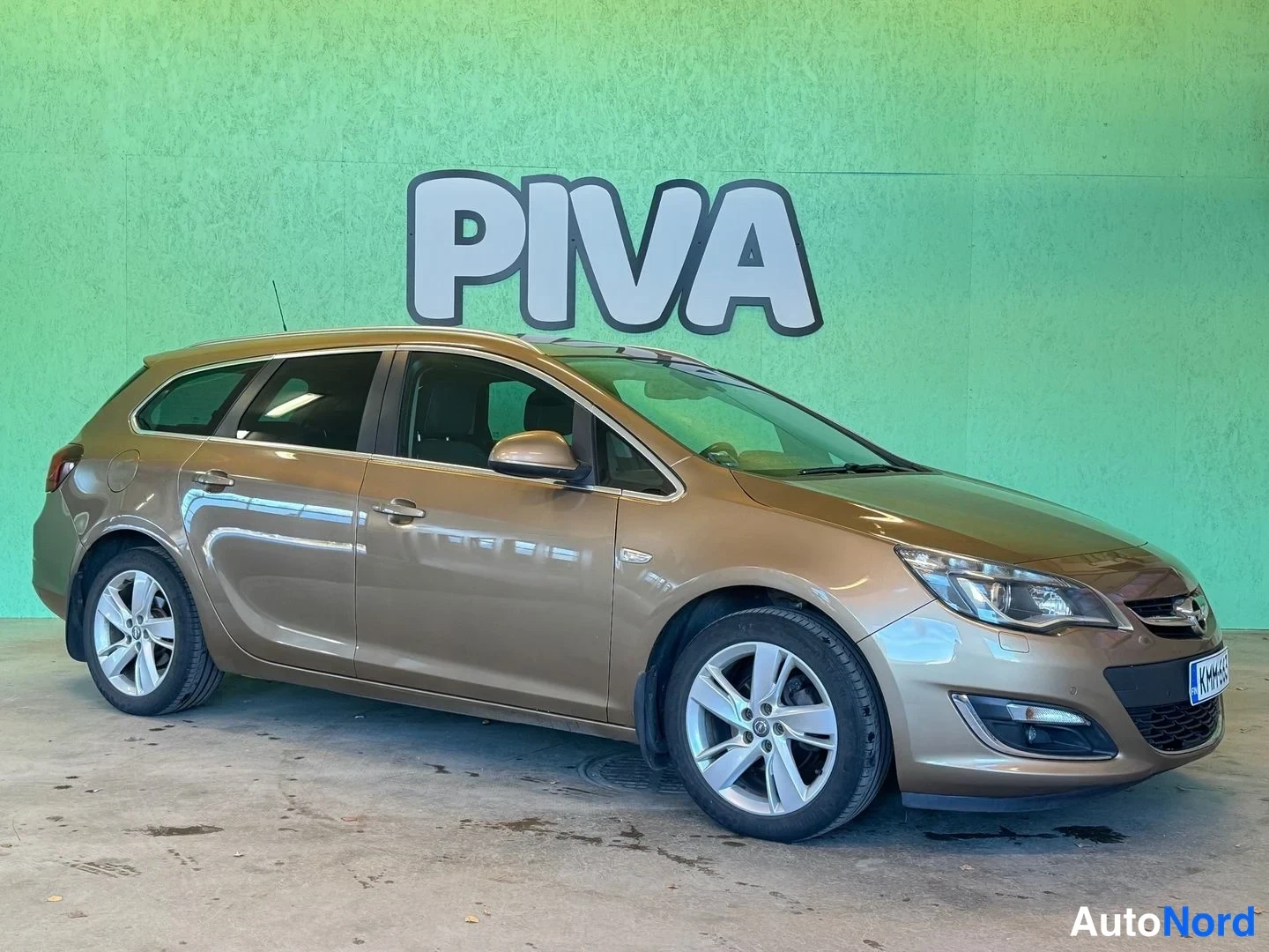 Ruskea Opel Astra Sports Tourer 2014, etuviisto, keula oikealle, kuva 4