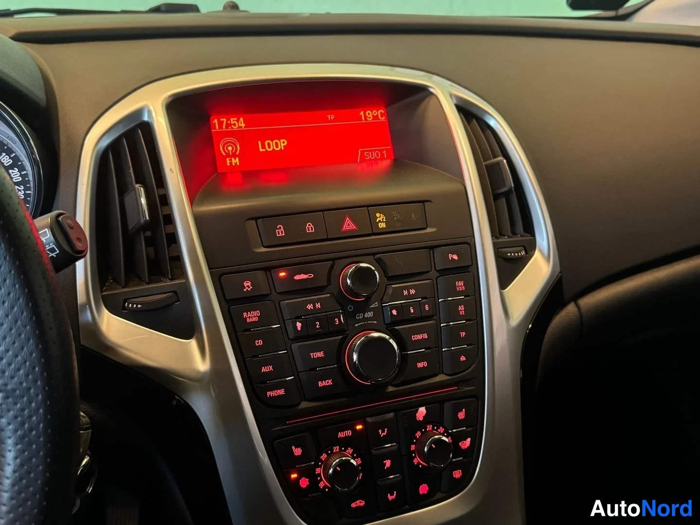 Ruskea Opel Astra Sports Tourer 2014, ohjaamo, kuva 8