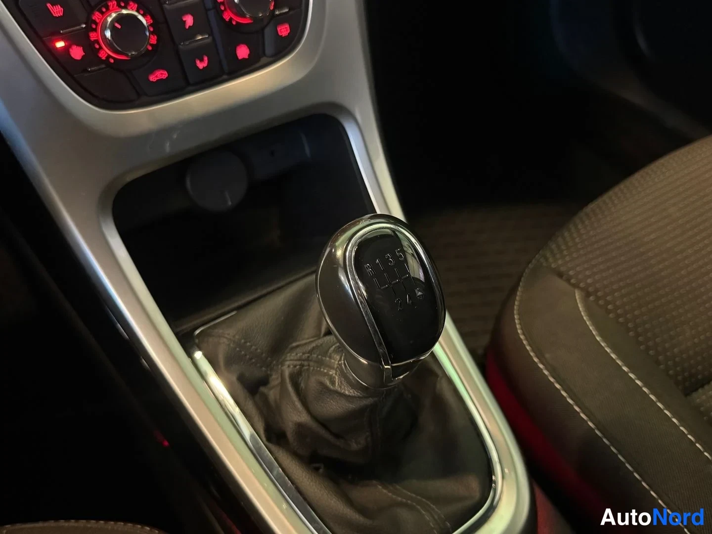 Ruskea Opel Astra Sports Tourer 2014, ohjaamo, kuva 9