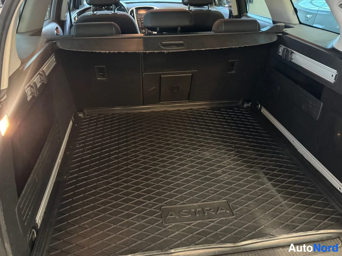 Ruskea Opel Astra Sports Tourer 2014, tavaratila, kuva 13
