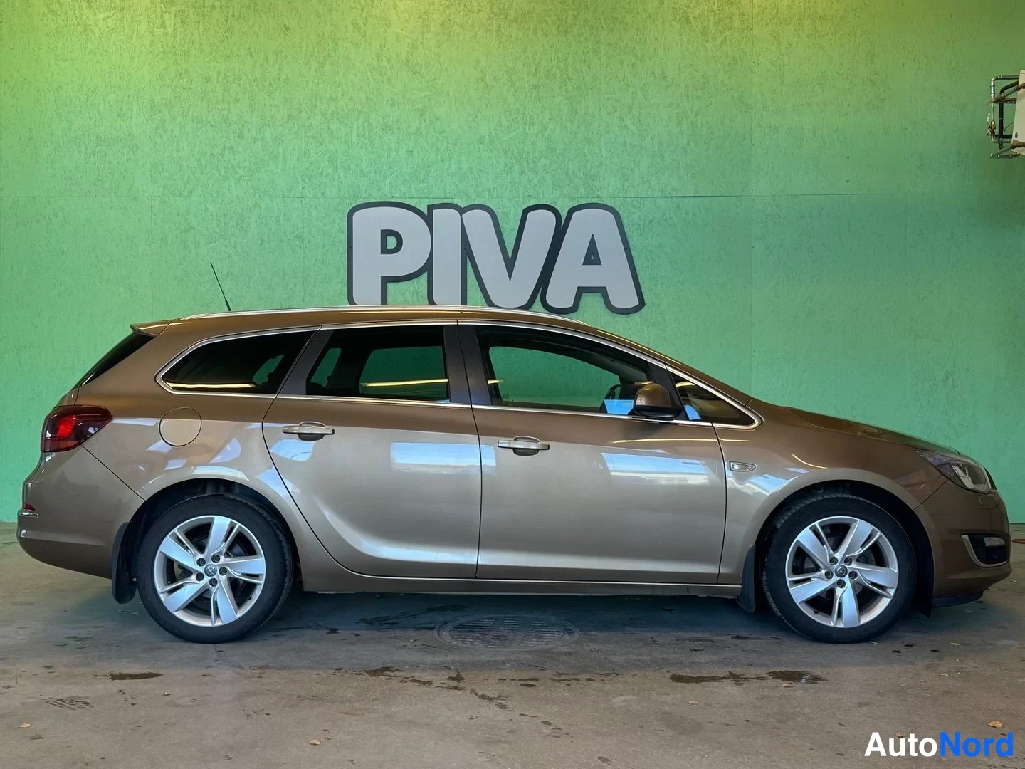 Ruskea Opel Astra Sports Tourer 2014, sivulta, kuva 5