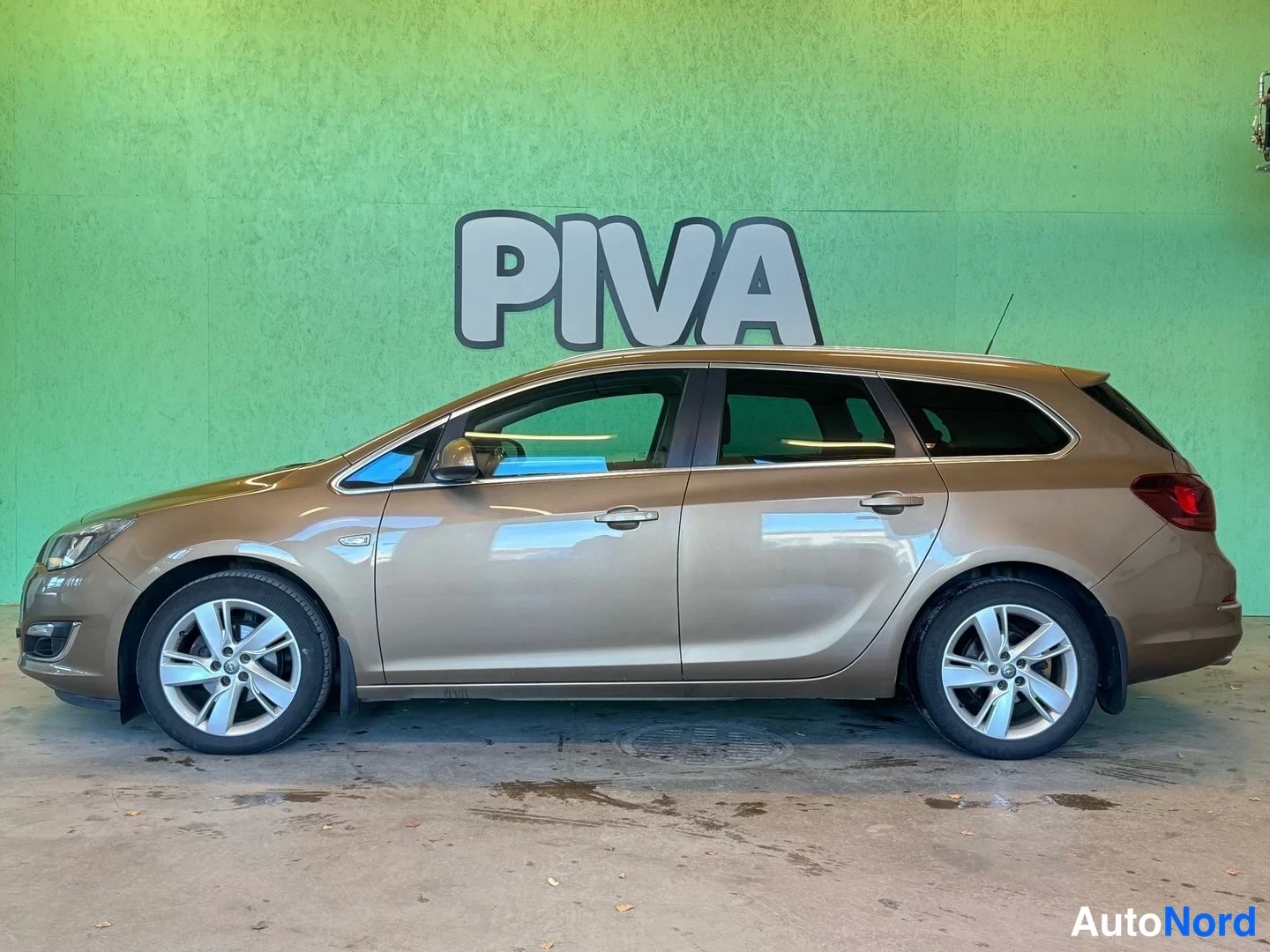 Ruskea Opel Astra Sports Tourer 2014, etuviisto, keula vasemmalle, kuva 2