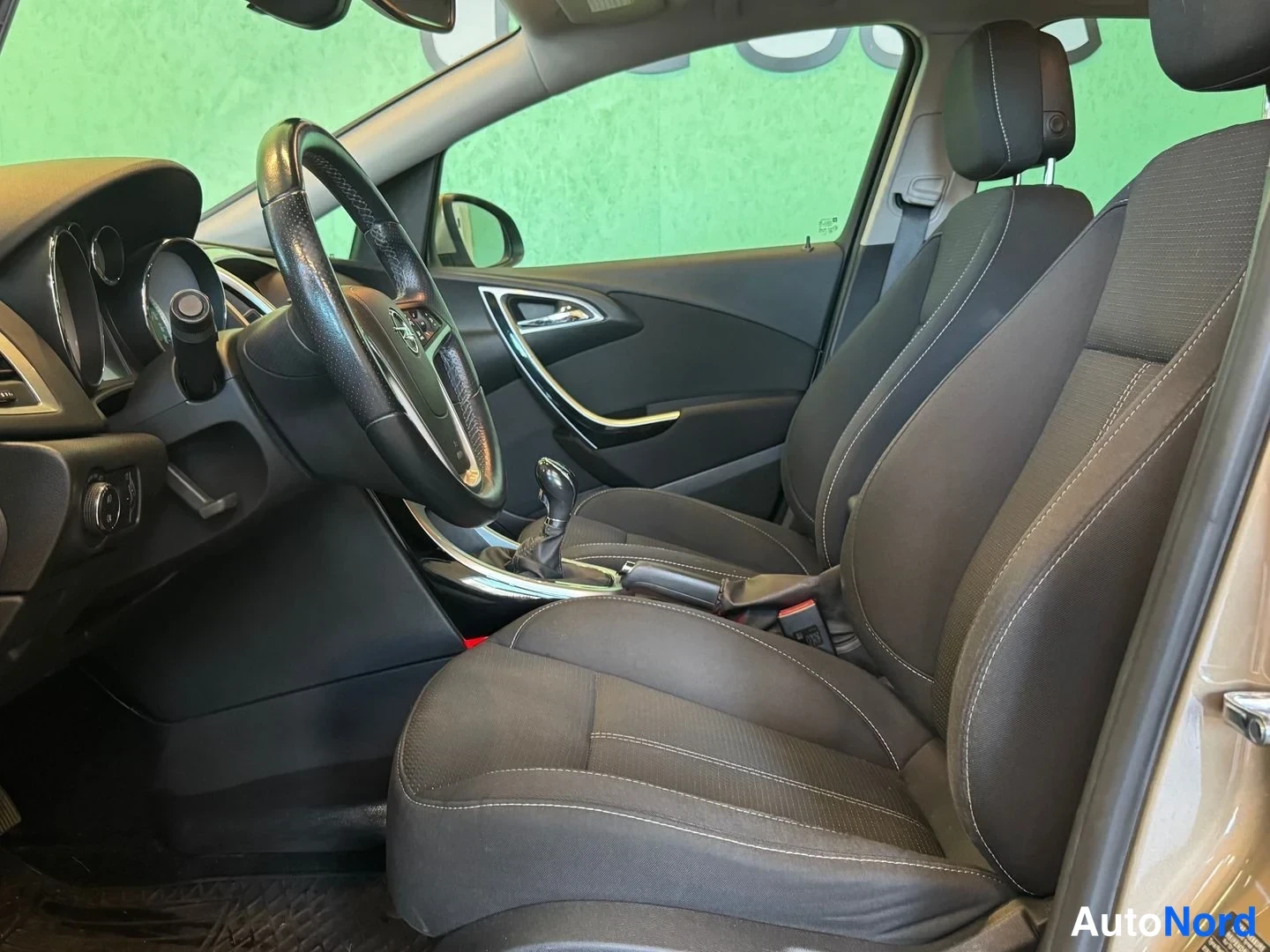 Ruskea Opel Astra Sports Tourer 2014, etuistuimet, kuva 10