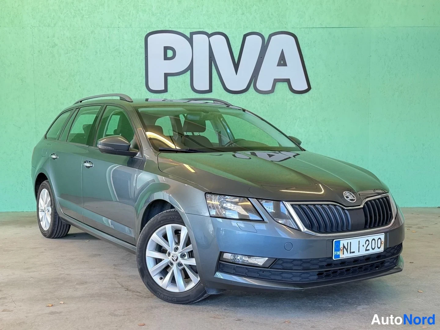 Harmaa Skoda Octavia 2019, etuviisto, keula oikealle, kuva 2