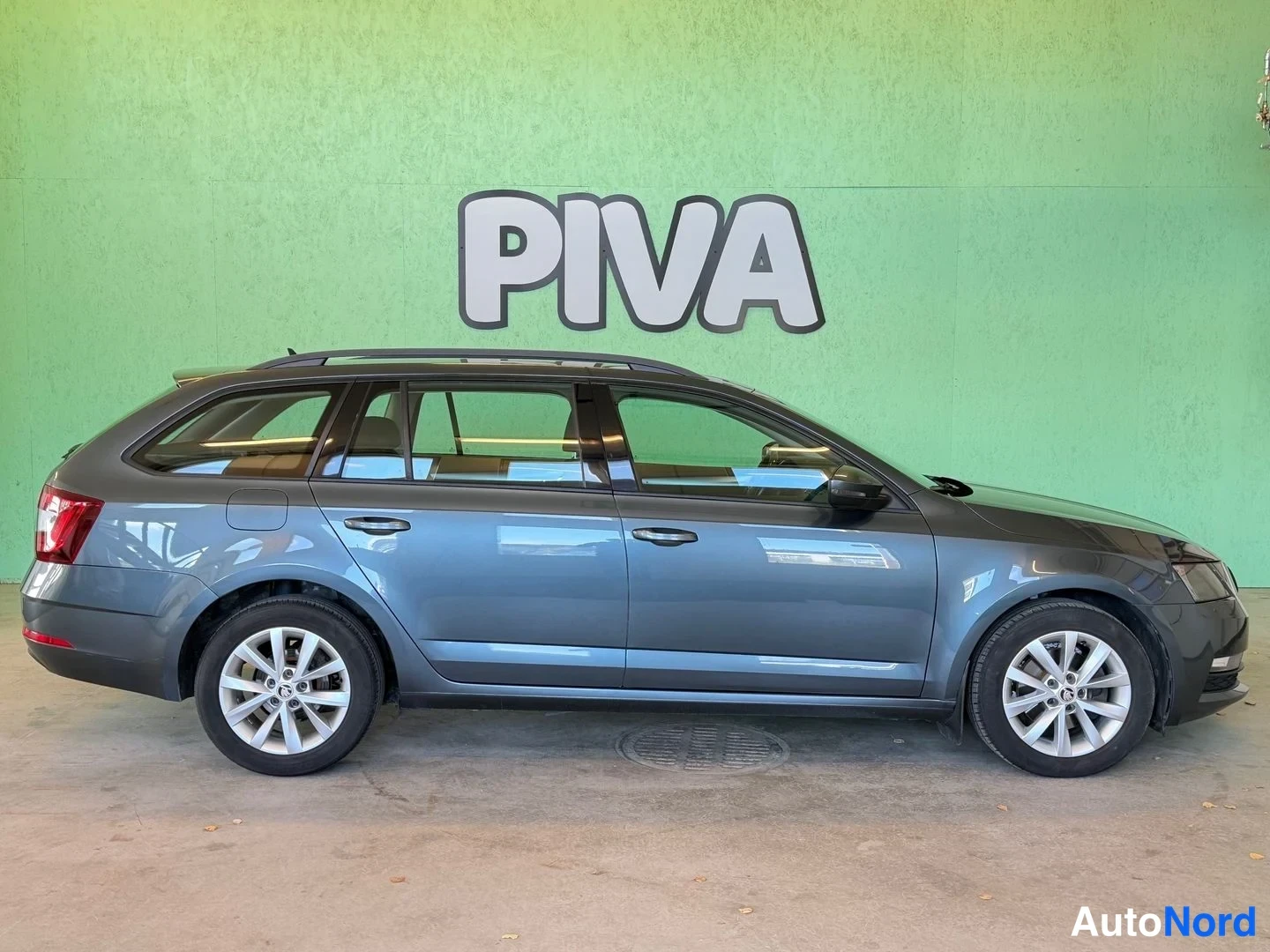 Harmaa Skoda Octavia 2019, takaviisto, kuva 4