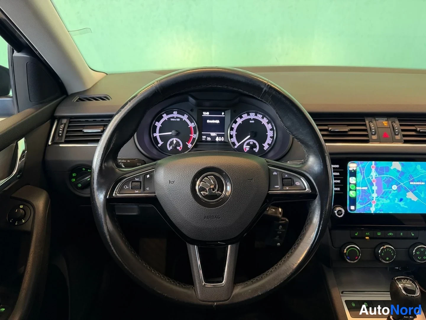 Harmaa Skoda Octavia 2019, ohjaamo, kuva 8