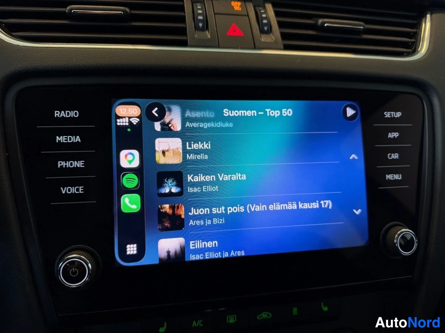 Harmaa Skoda Octavia 2019, yksityiskohta, kuva 17