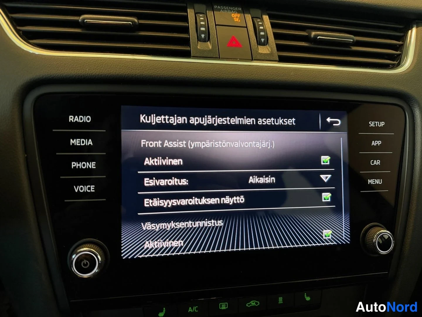 Harmaa Skoda Octavia 2019, yksityiskohta, kuva 22