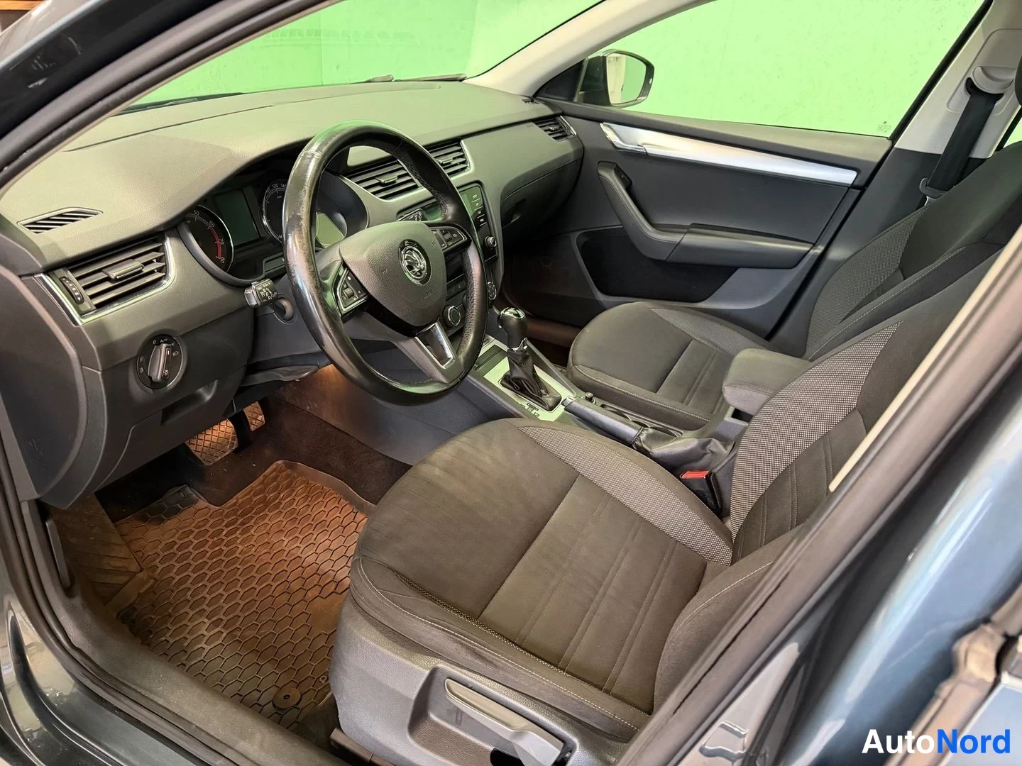 Harmaa Skoda Octavia 2019, ohjaamo, kuva 8