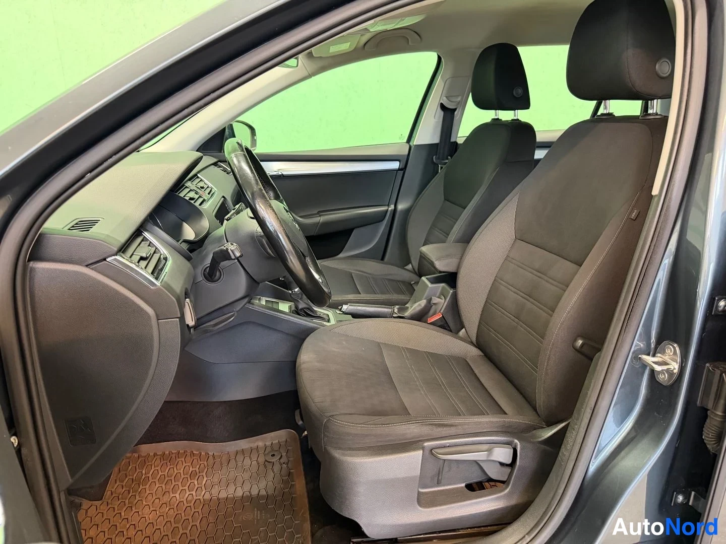 Harmaa Skoda Octavia 2019, ohjaamo, kuva 9