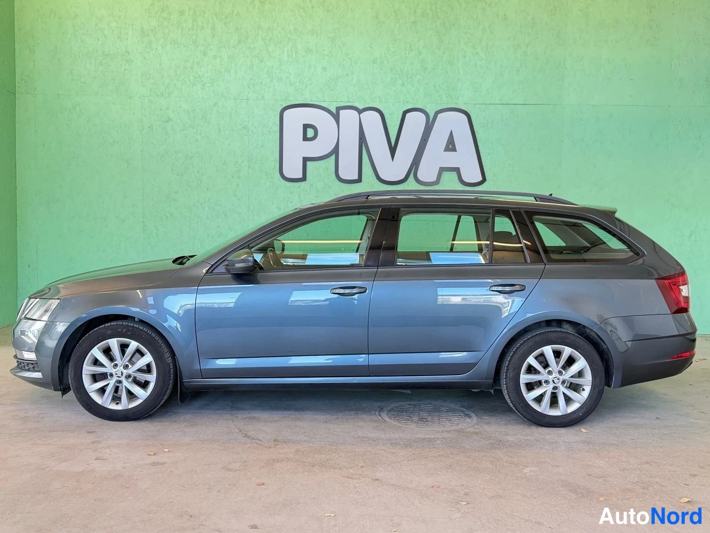 Harmaa Skoda Octavia 2019, sivulta, kuva 3