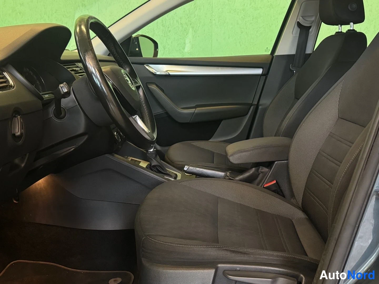 Harmaa Skoda Octavia 2019, ohjaamo, kuva 7