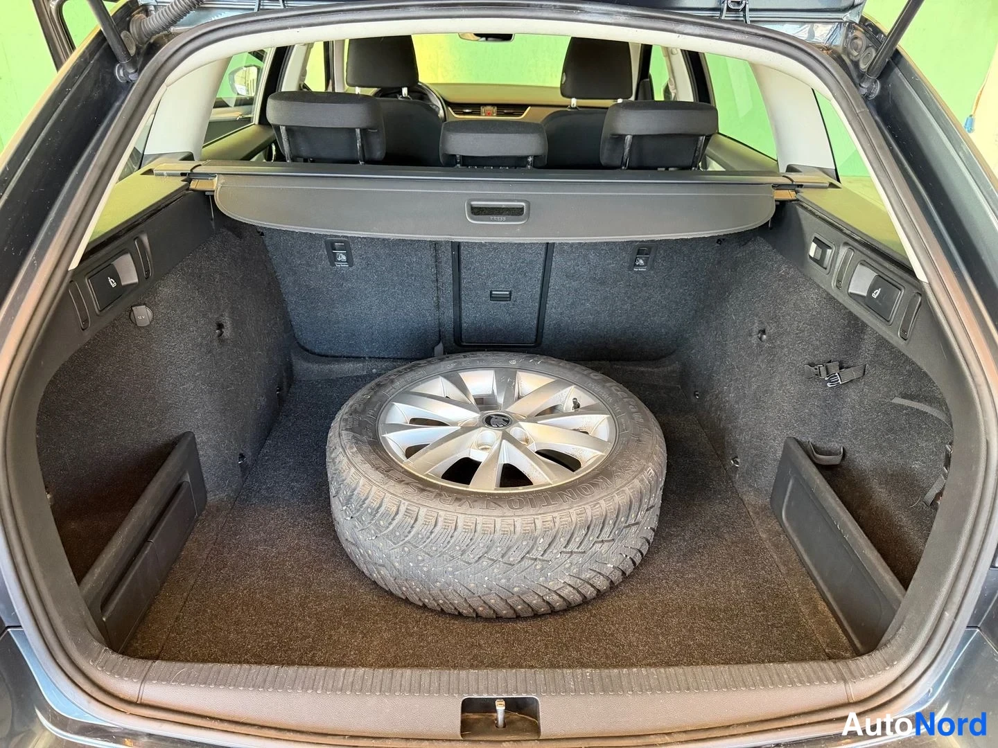 Harmaa Skoda Octavia 2019, tavaratila, kuva 11