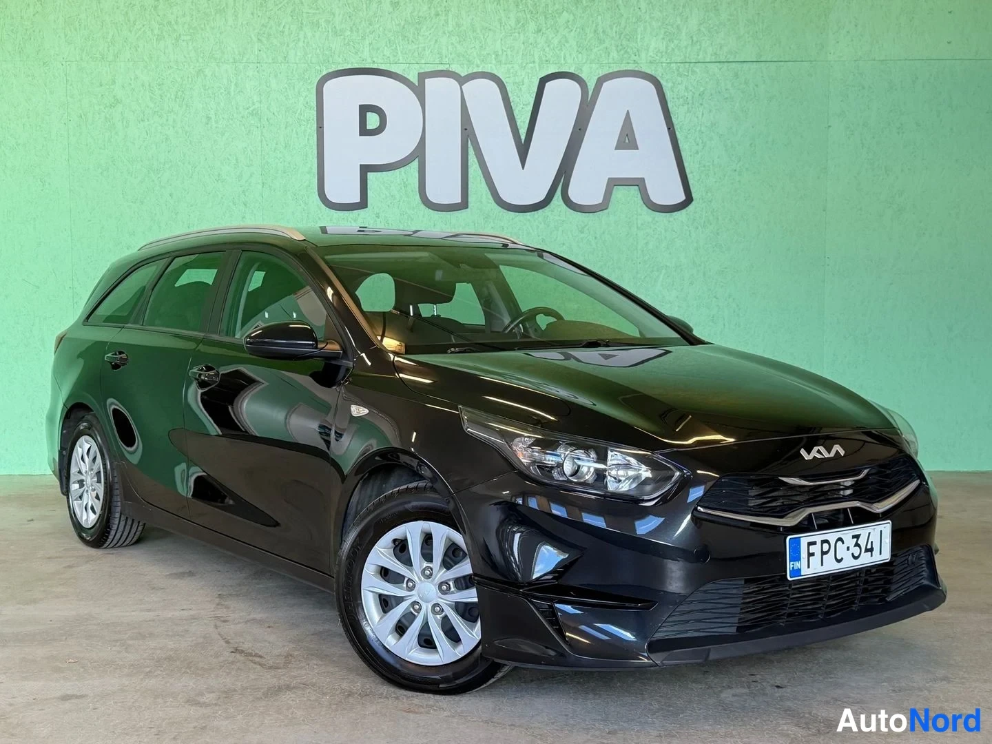 Musta Kia Ceed 2022, etuviisto, keula oikealle, kuva 4