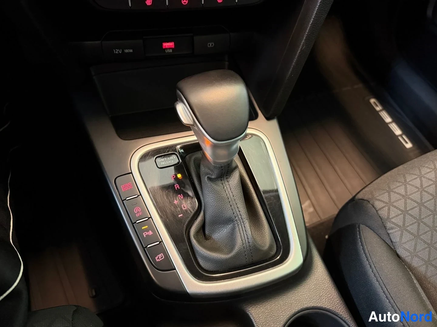 Musta Kia Ceed 2022, yksityiskohta, kuva 18
