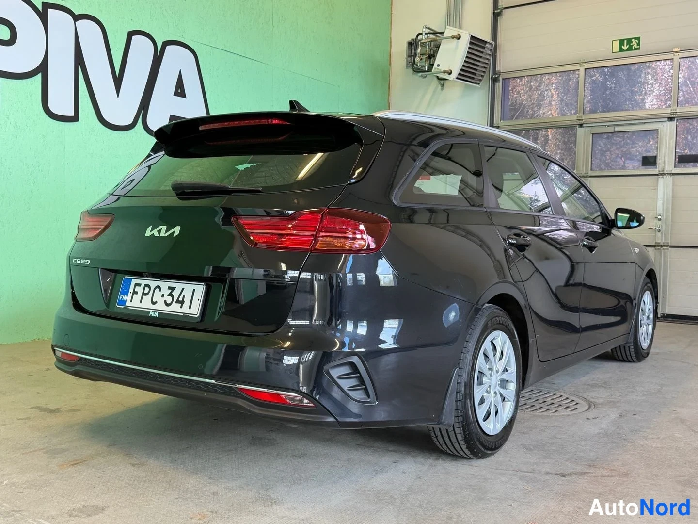 Musta Kia Ceed 2022, takaviisto, kuva 7