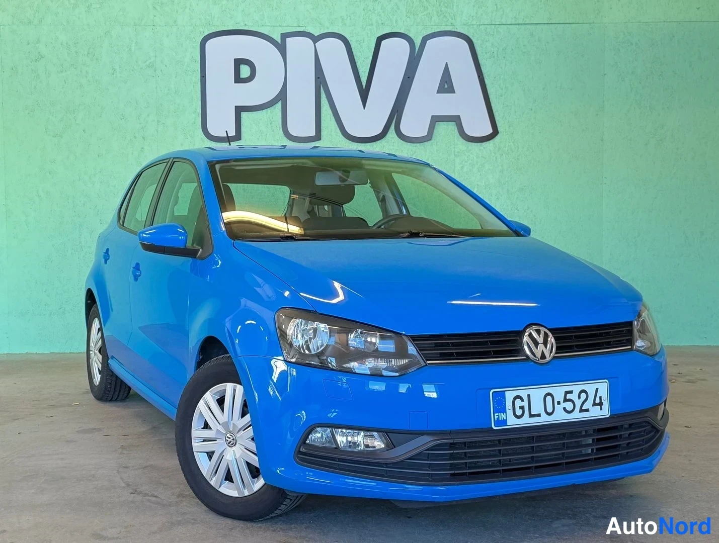 Sininen Volkswagen Polo 2015, etuviisto, keula oikealle, kuva 2