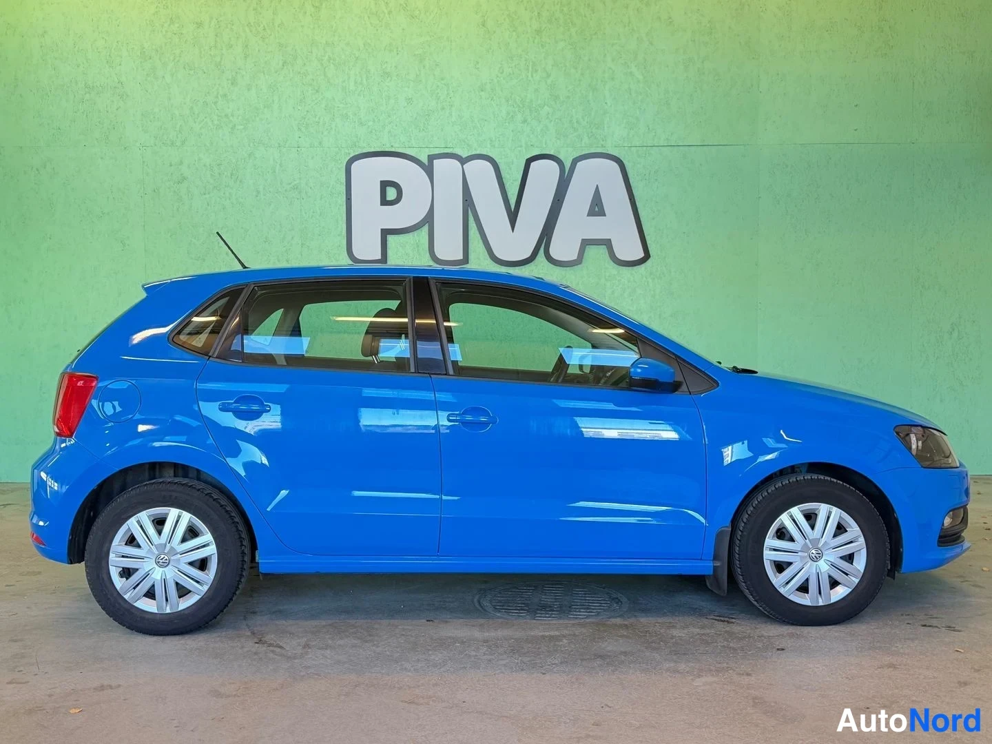 Sininen Volkswagen Polo 2015, etuviisto, keula oikealle, kuva 3
