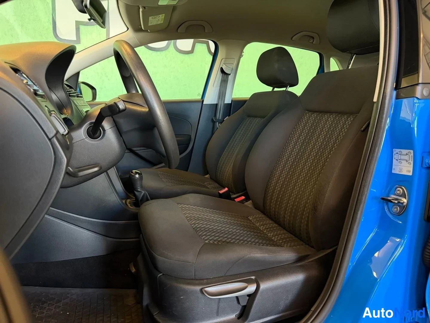 Sininen Volkswagen Polo 2015, etuistuimet, kuva 12