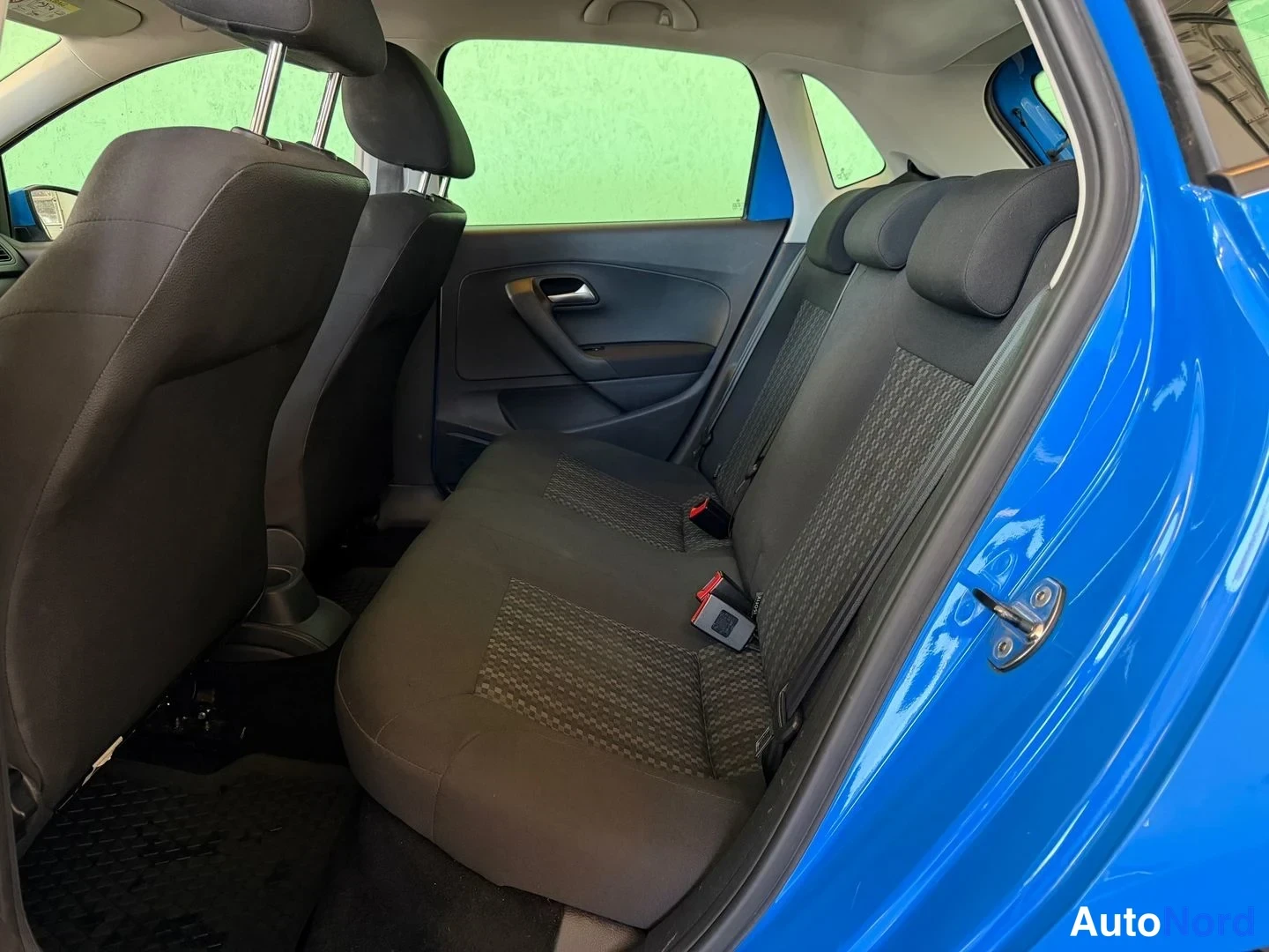 Sininen Volkswagen Polo 2015, takaistuimet, kuva 13